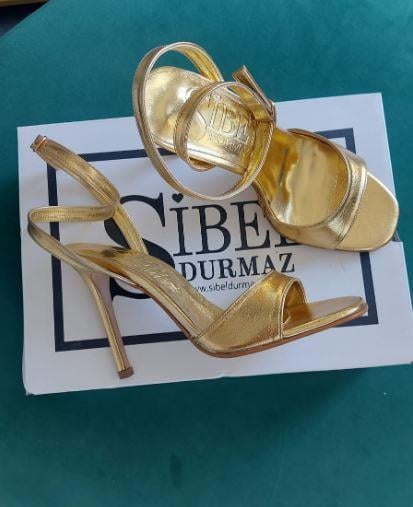 Redly Gold İnce Topuk Sandalet