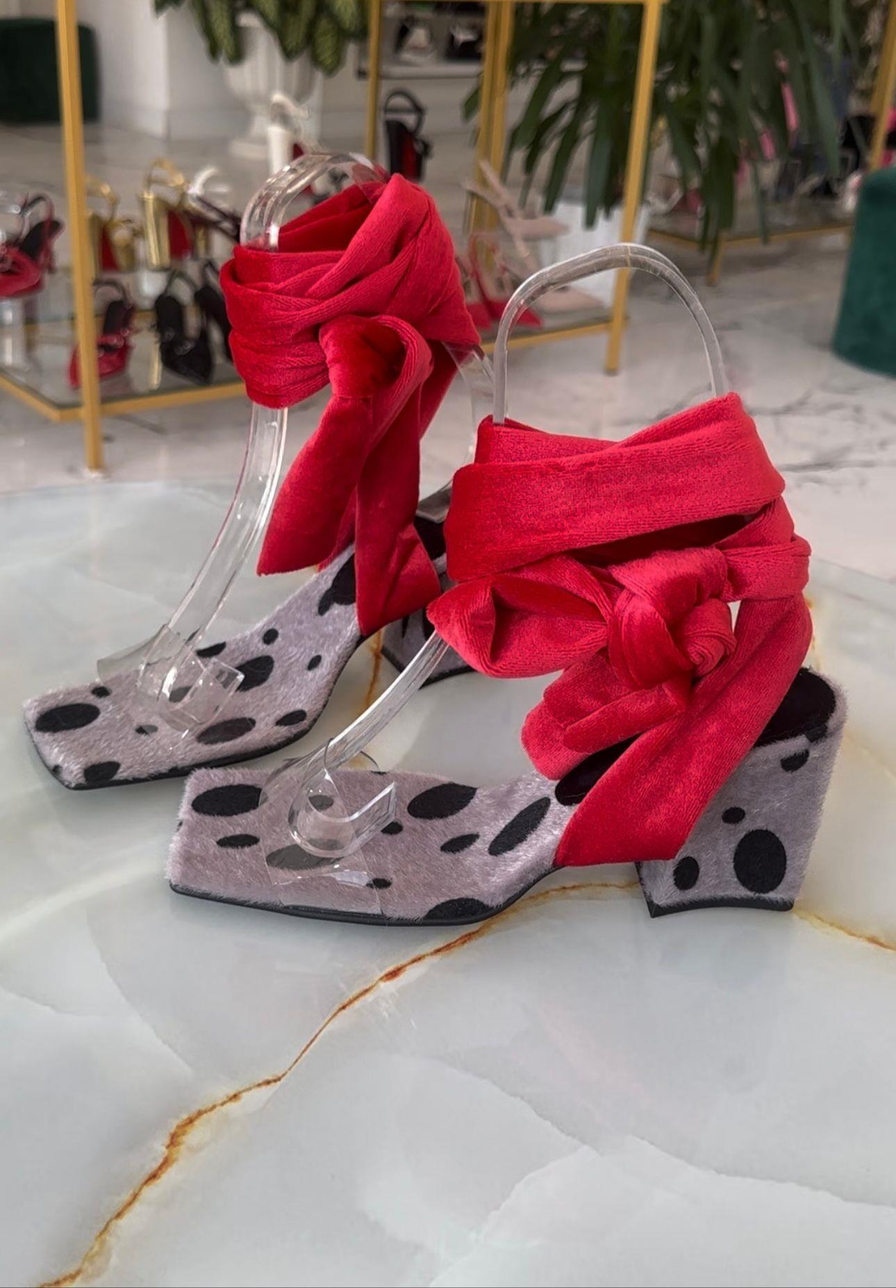 Tay Tüyü Şeffaf Sandalet