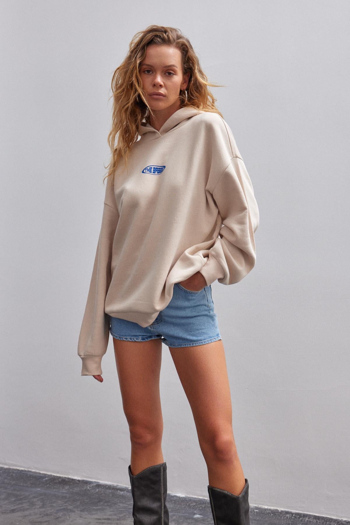 Bej Sırtı Baskılı Oversize Kapüşonlu Içi Polarli Sweatshirt