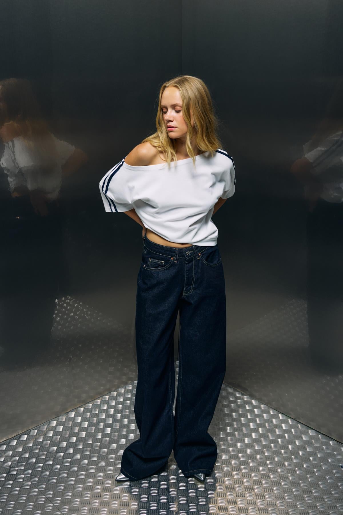 Beyaz Omuzu Açık Şeritli Oversize T-Shirt 