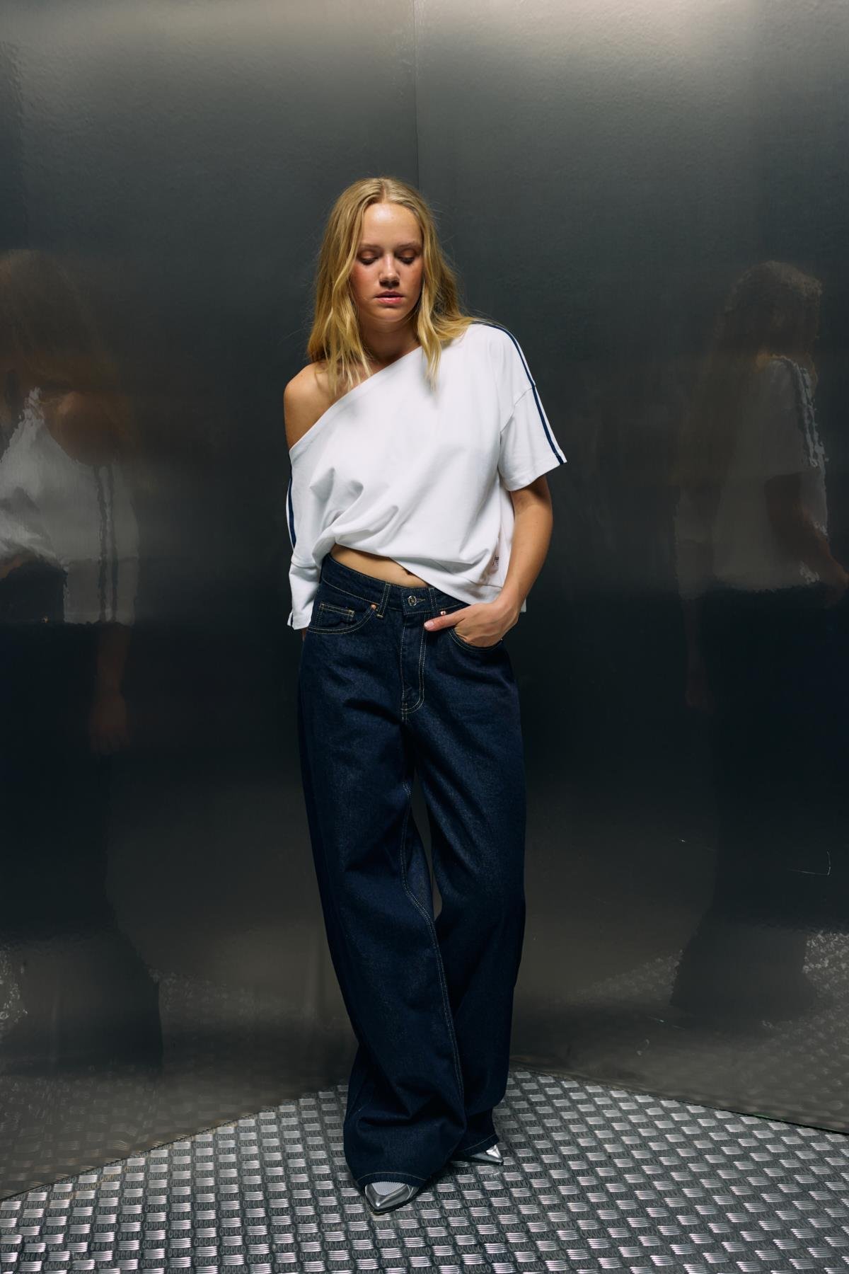 Beyaz Omuzu Açık Şeritli Oversize T-Shirt 