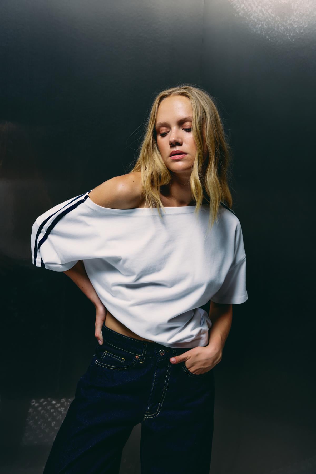 Beyaz Omuzu Açık Şeritli Oversize T-Shirt 