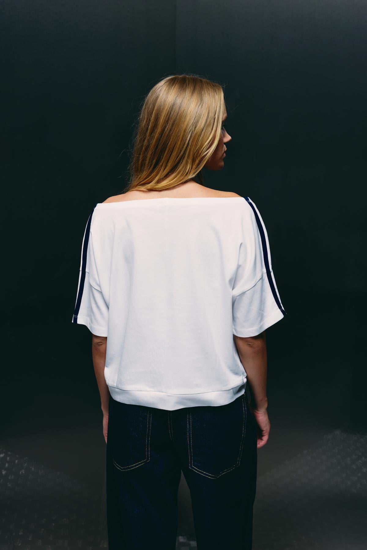 Beyaz Omuzu Açık Şeritli Oversize T-Shirt 