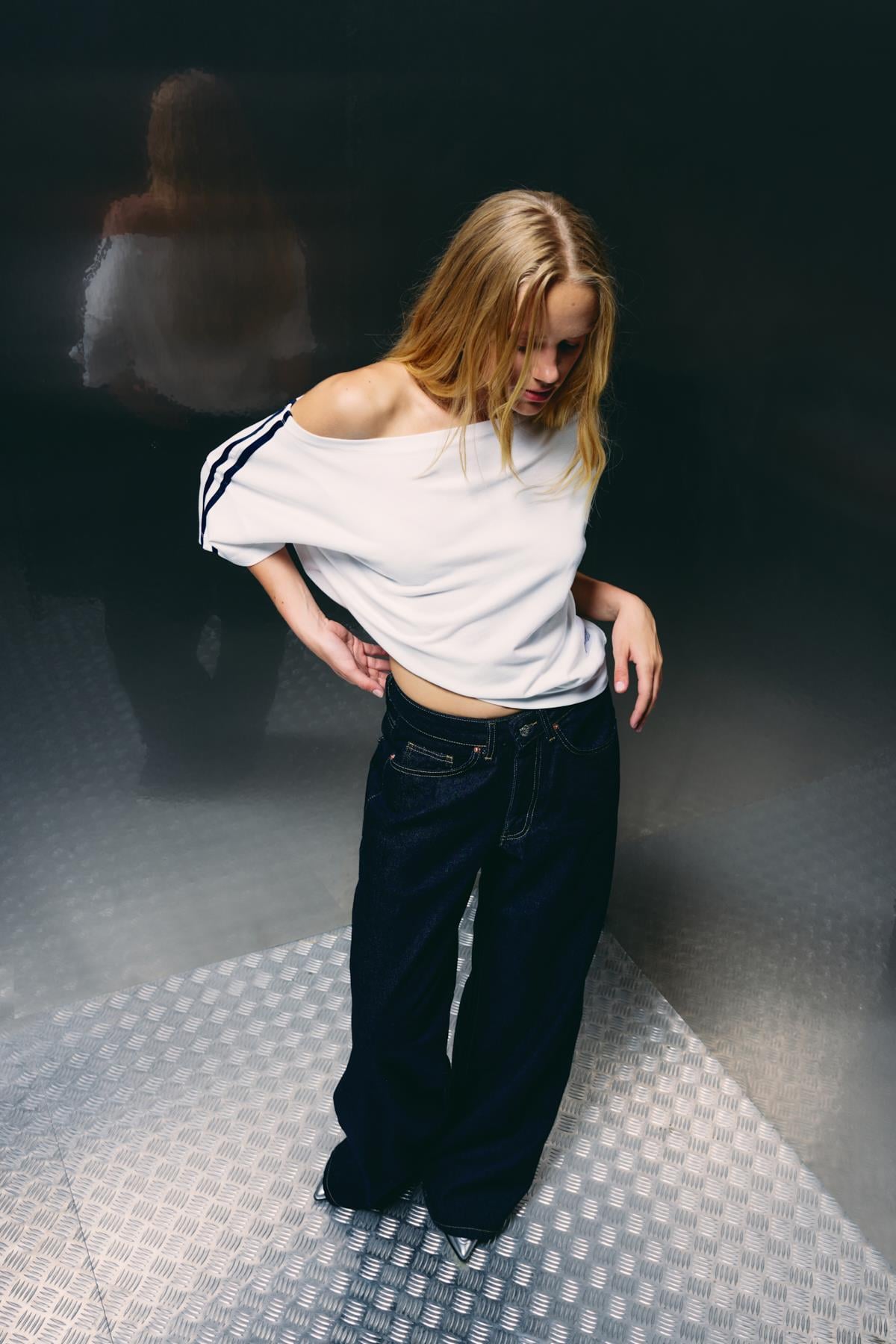 Beyaz Omuzu Açık Şeritli Oversize T-Shirt 