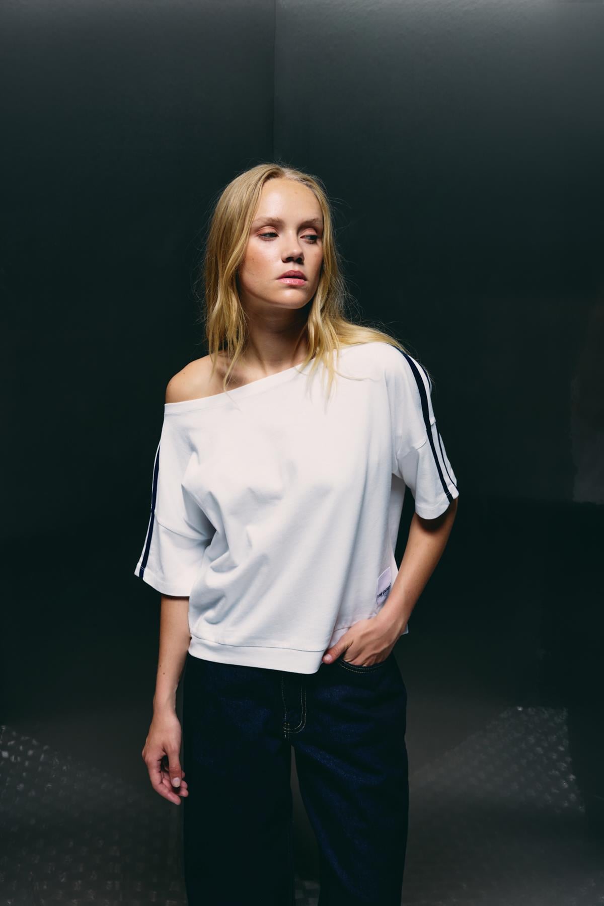 Beyaz Omuzu Açık Şeritli Oversize T-Shirt 
