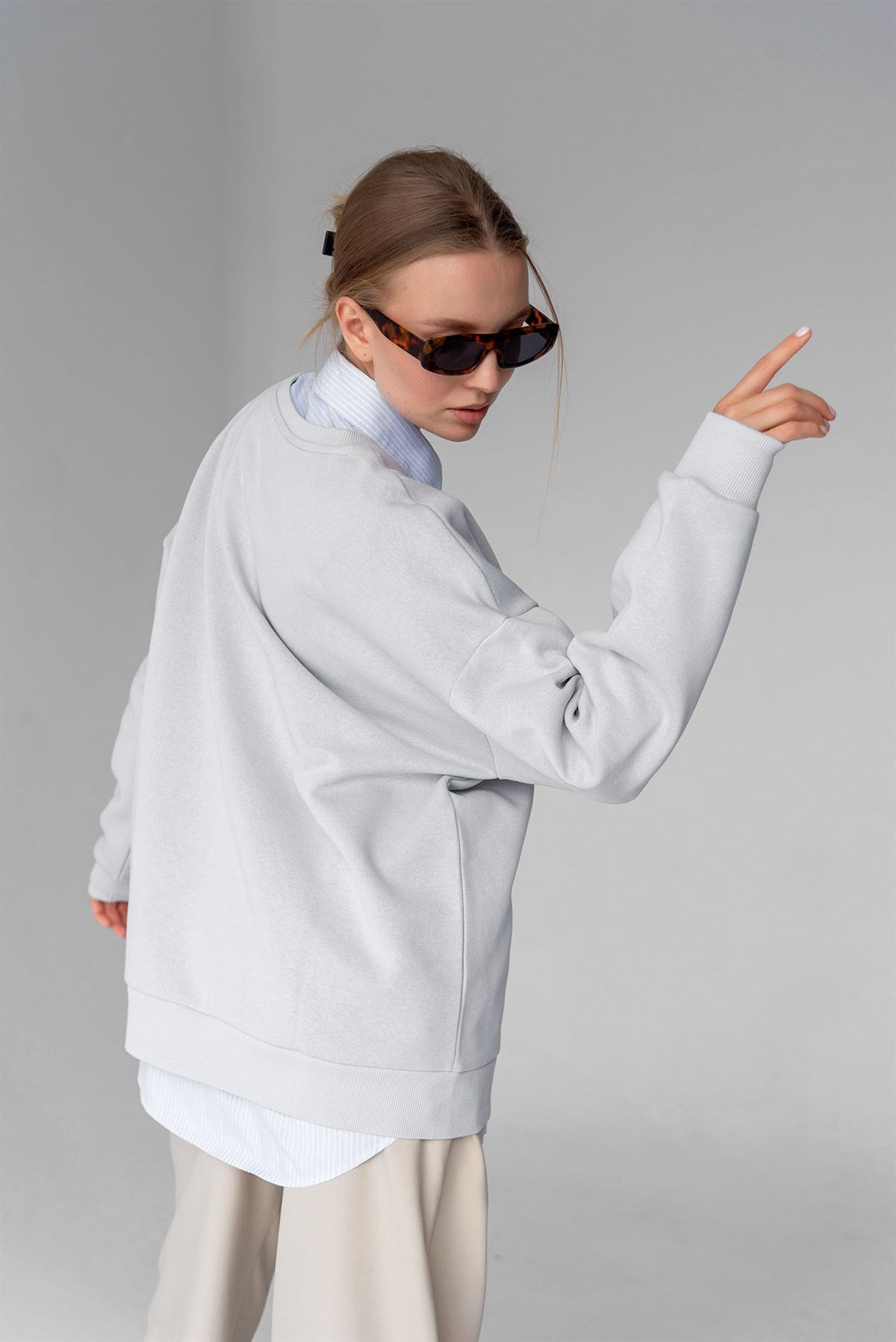 Kadın Gri Oversize Nakışlı Bisiklet Yaka İçi Polarlı Sweatshirt