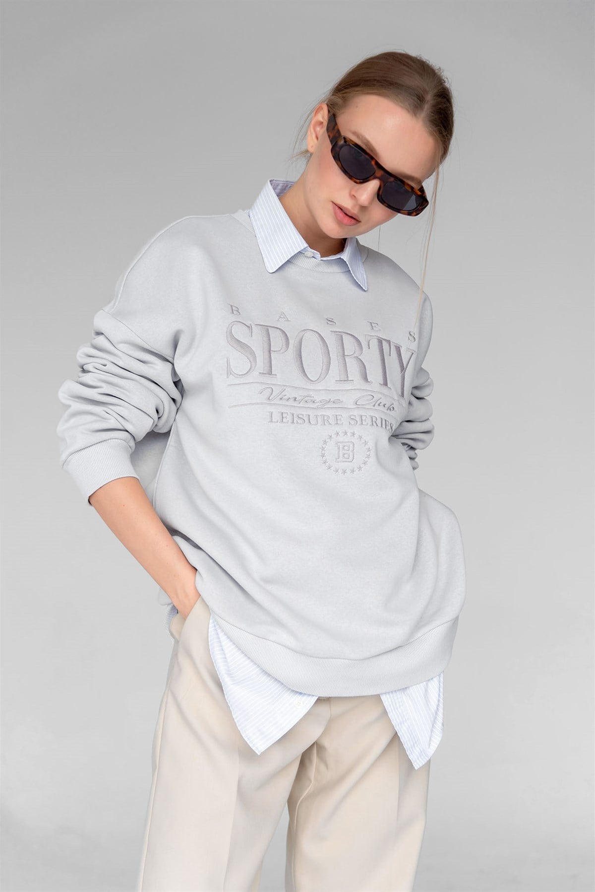Kadın Gri Oversize Nakışlı Bisiklet Yaka İçi Polarlı Sweatshirt