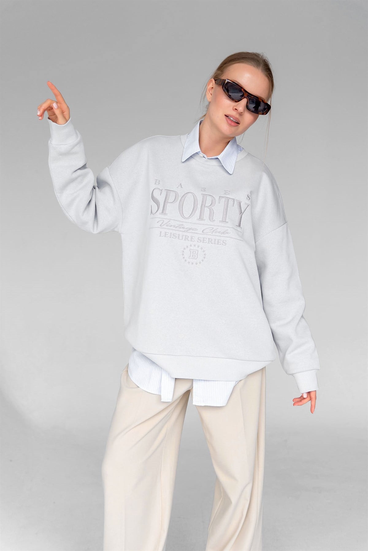 Kadın Gri Oversize Nakışlı Bisiklet Yaka İçi Polarlı Sweatshirt