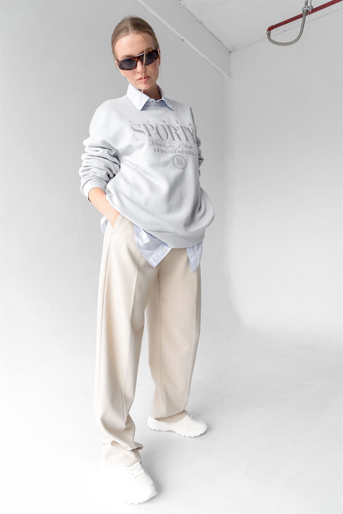 Kadın Gri Oversize Nakışlı Bisiklet Yaka İçi Polarlı Sweatshirt