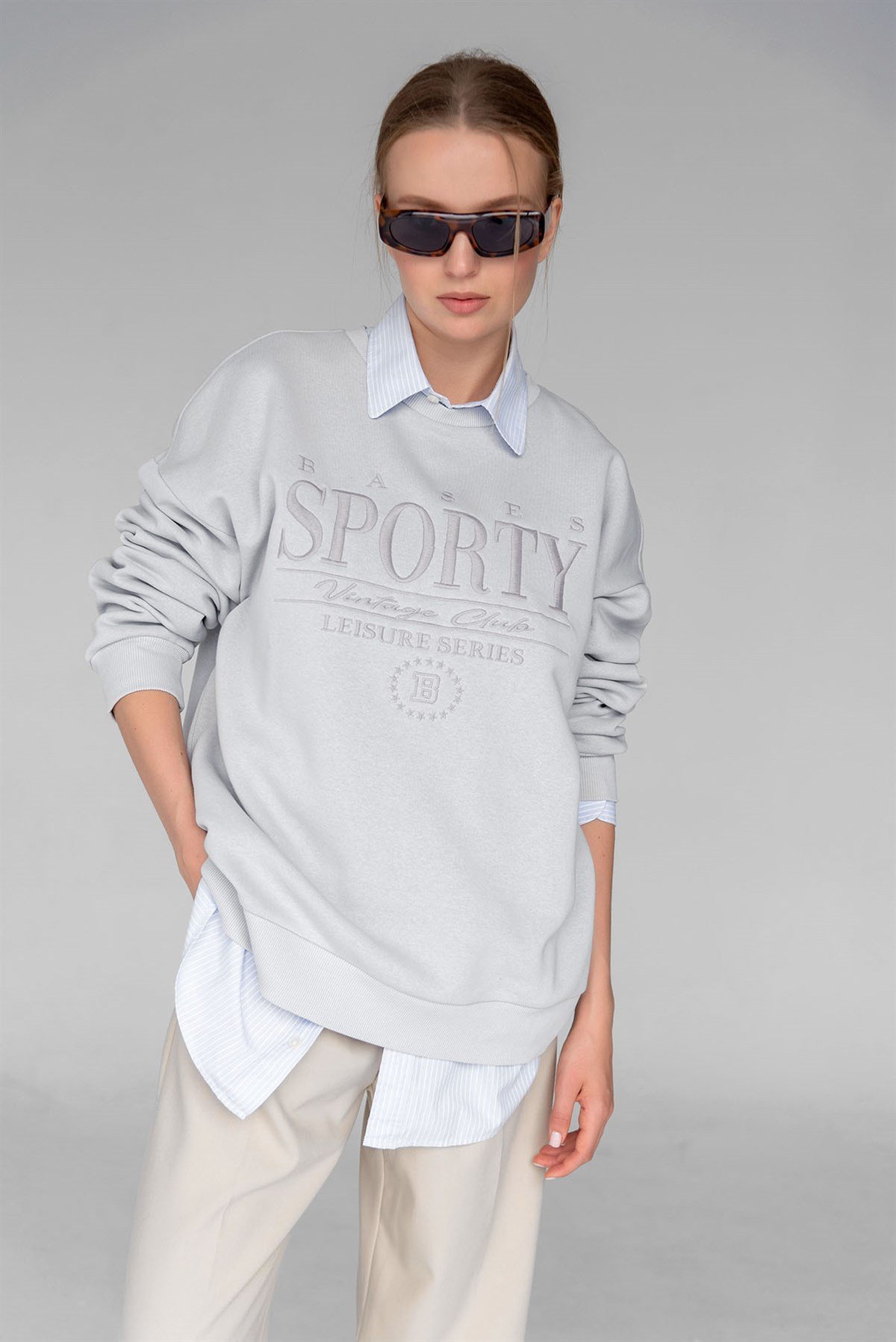 Kadın Gri Oversize Nakışlı Bisiklet Yaka İçi Polarlı Sweatshirt