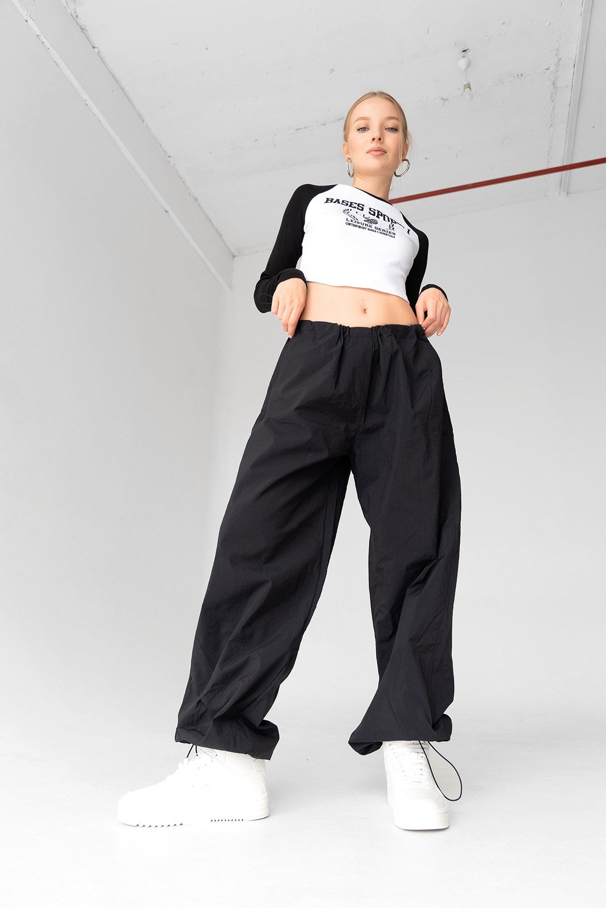 Kadın Siyah Bol Kesim Paraşüt Jogger Pantolon