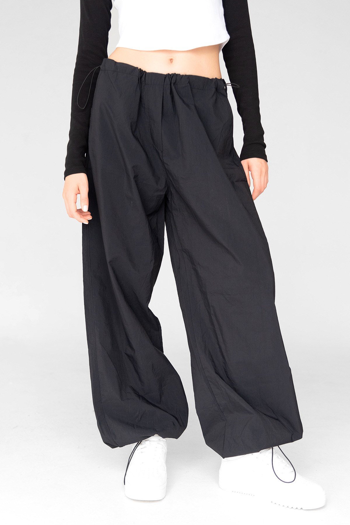 Kadın Siyah Bol Kesim Paraşüt Jogger Pantolon