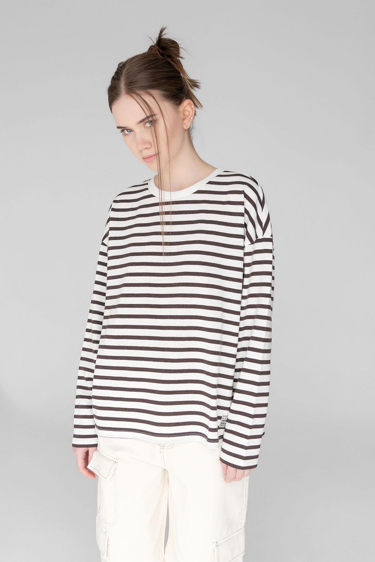 Kadın Uzun Kol Oversize Kahverengi Çizgili T-Shirt