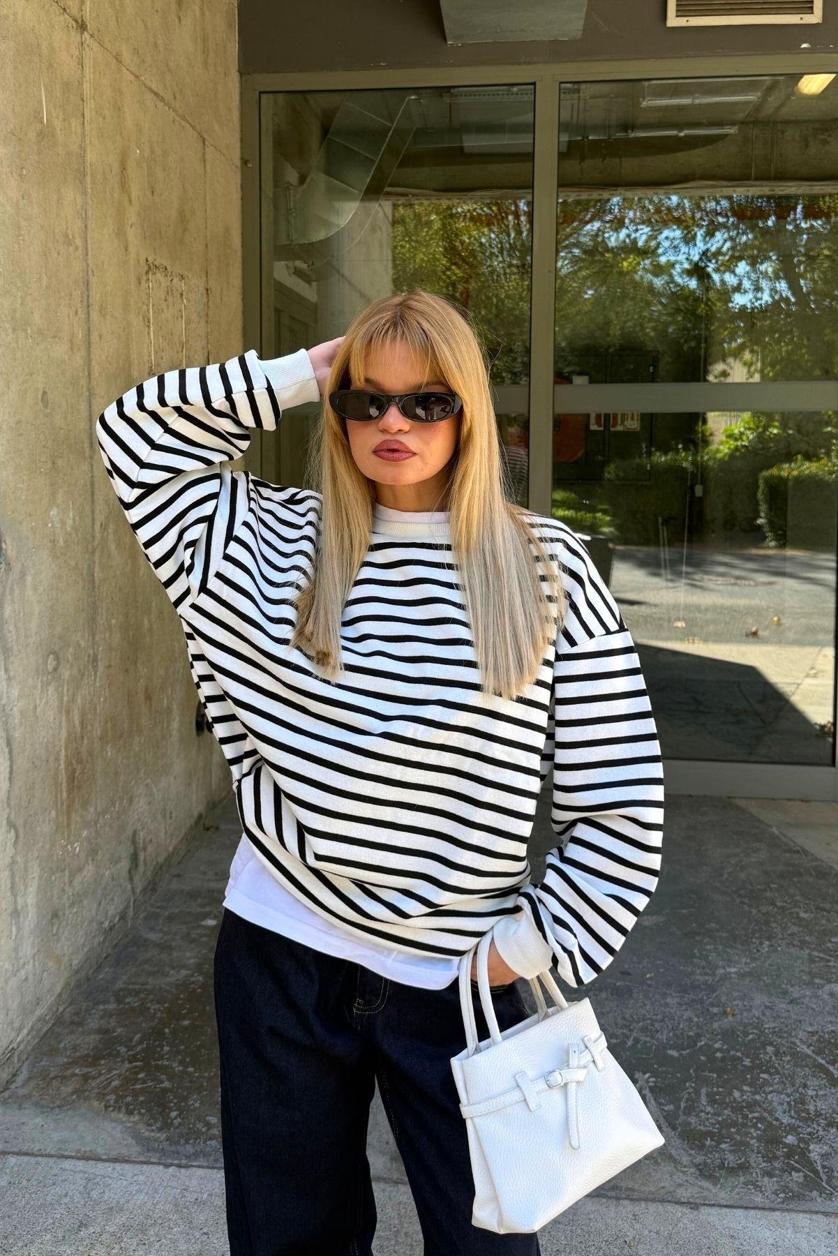 Siyah Çizgili Basic Bisiklet Yaka Içi Polarlı Oversize Sweatshirt