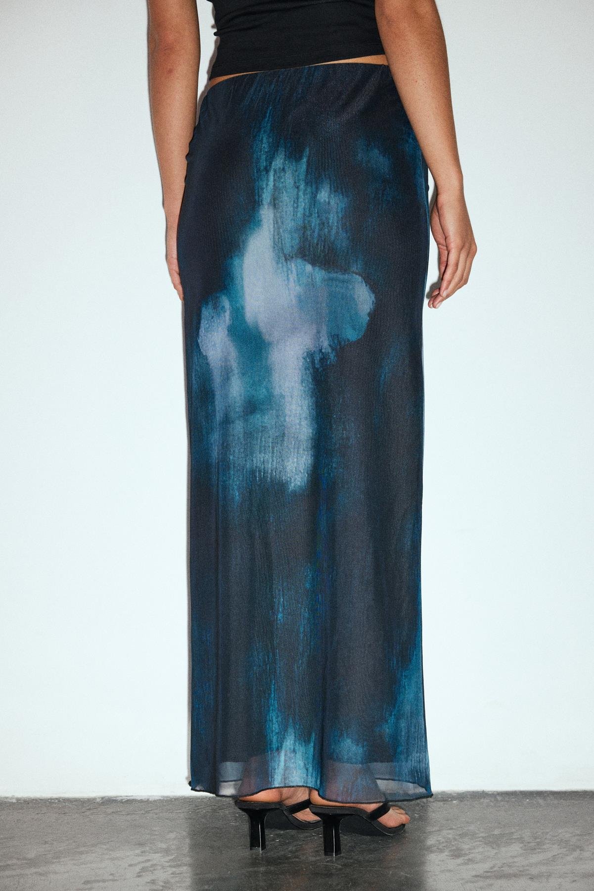 Siyah Mavi Batik Desenli Tül Fitted Maxi Etek