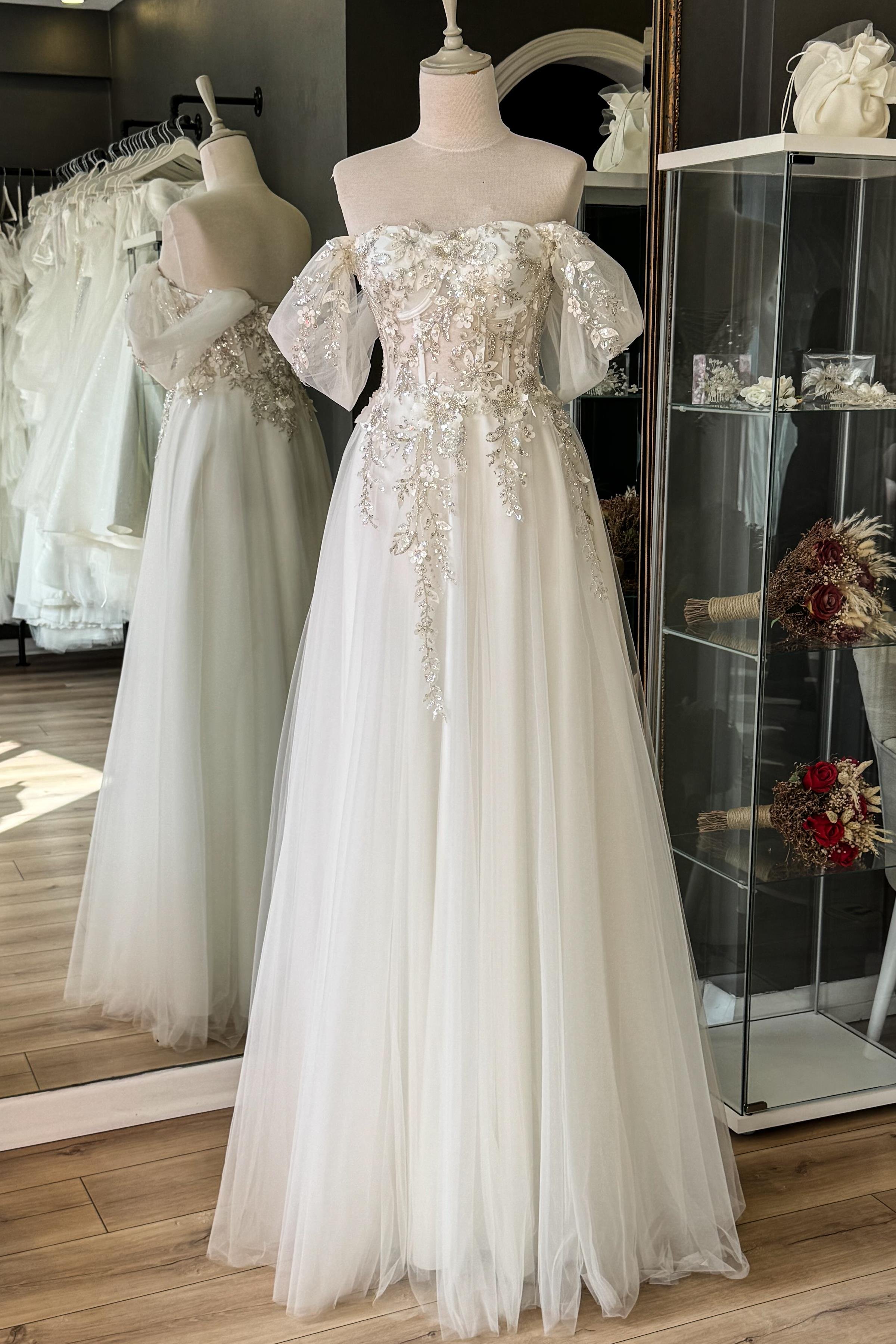 Beyaz Çiçek Desen İşlemeli Abiye ve Nikah Elbisesi