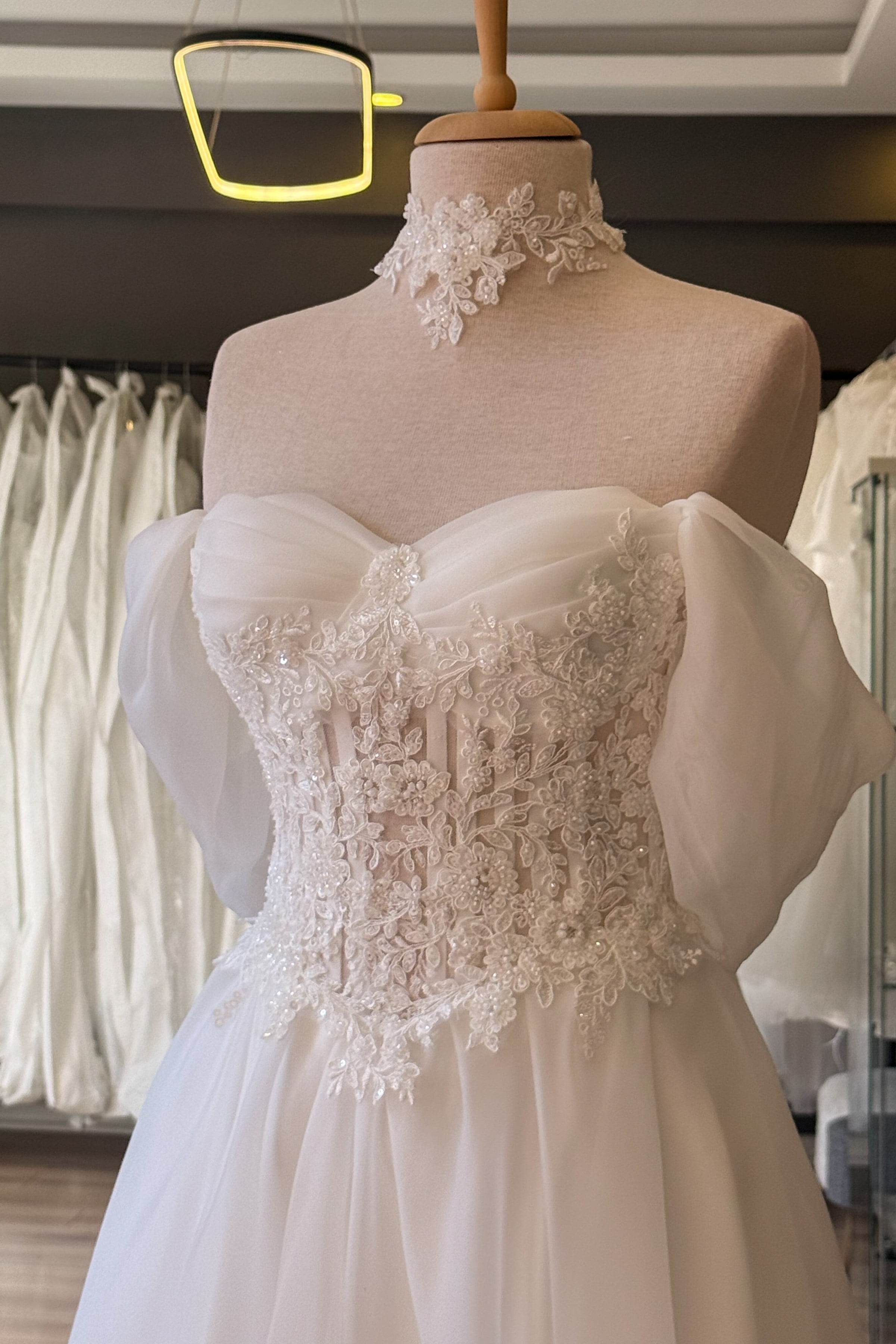 Beyaz Dantel Boyunluk Hediyeli İşlemeli Karolin Gelinlik ve Nikah Elbisesi