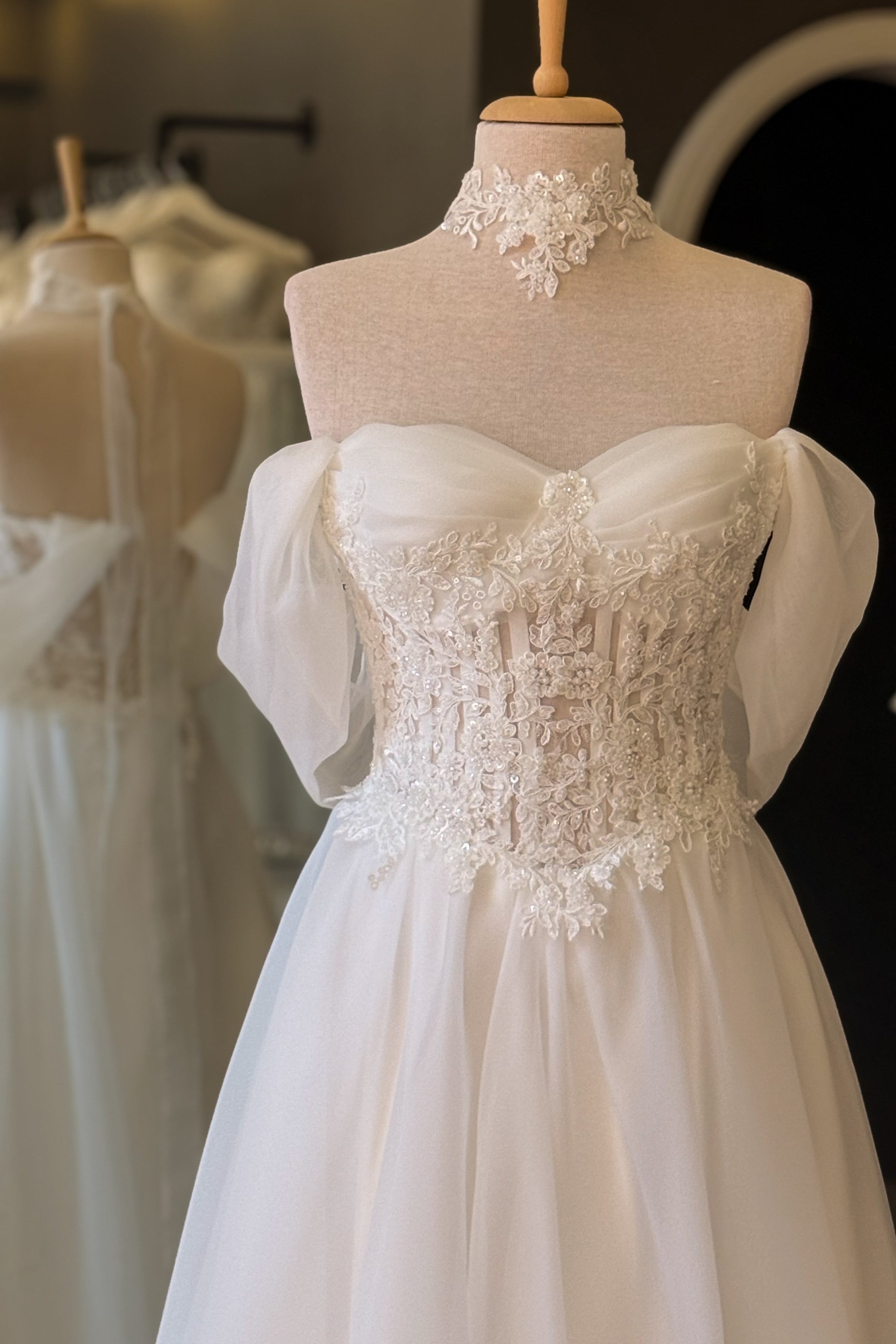 Beyaz Dantel Boyunluk Hediyeli İşlemeli Karolin Gelinlik ve Nikah Elbisesi
