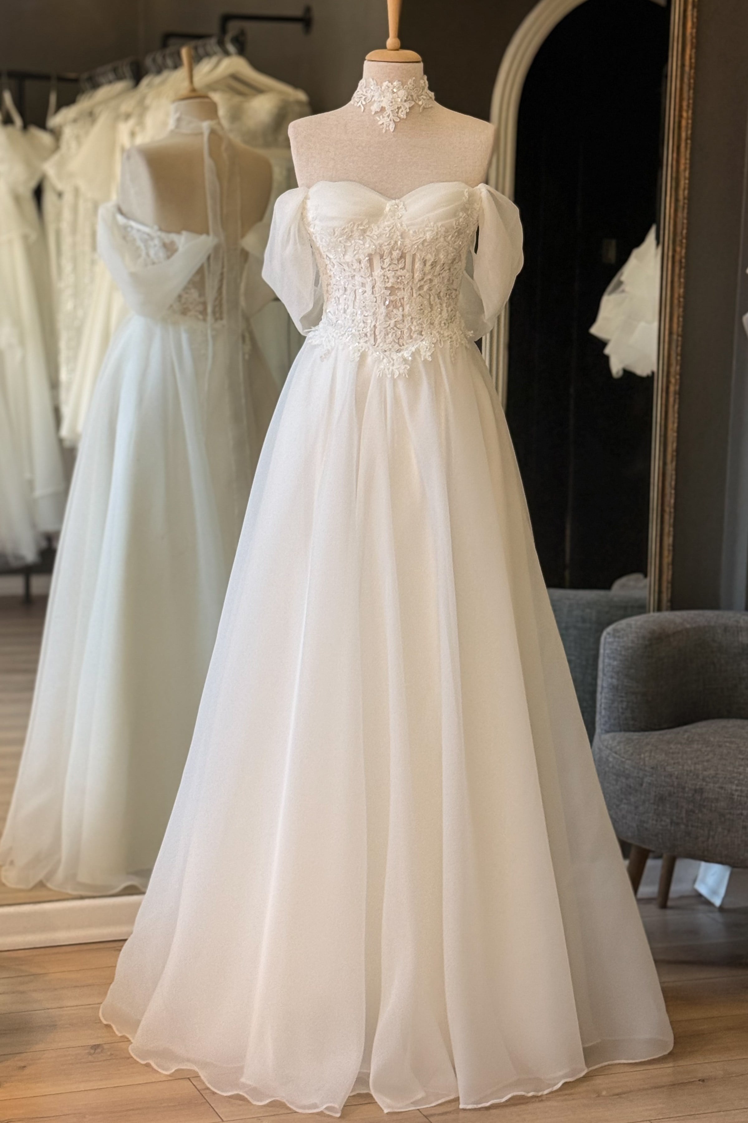 Beyaz Dantel Boyunluk Hediyeli İşlemeli Karolin Gelinlik ve Nikah Elbisesi