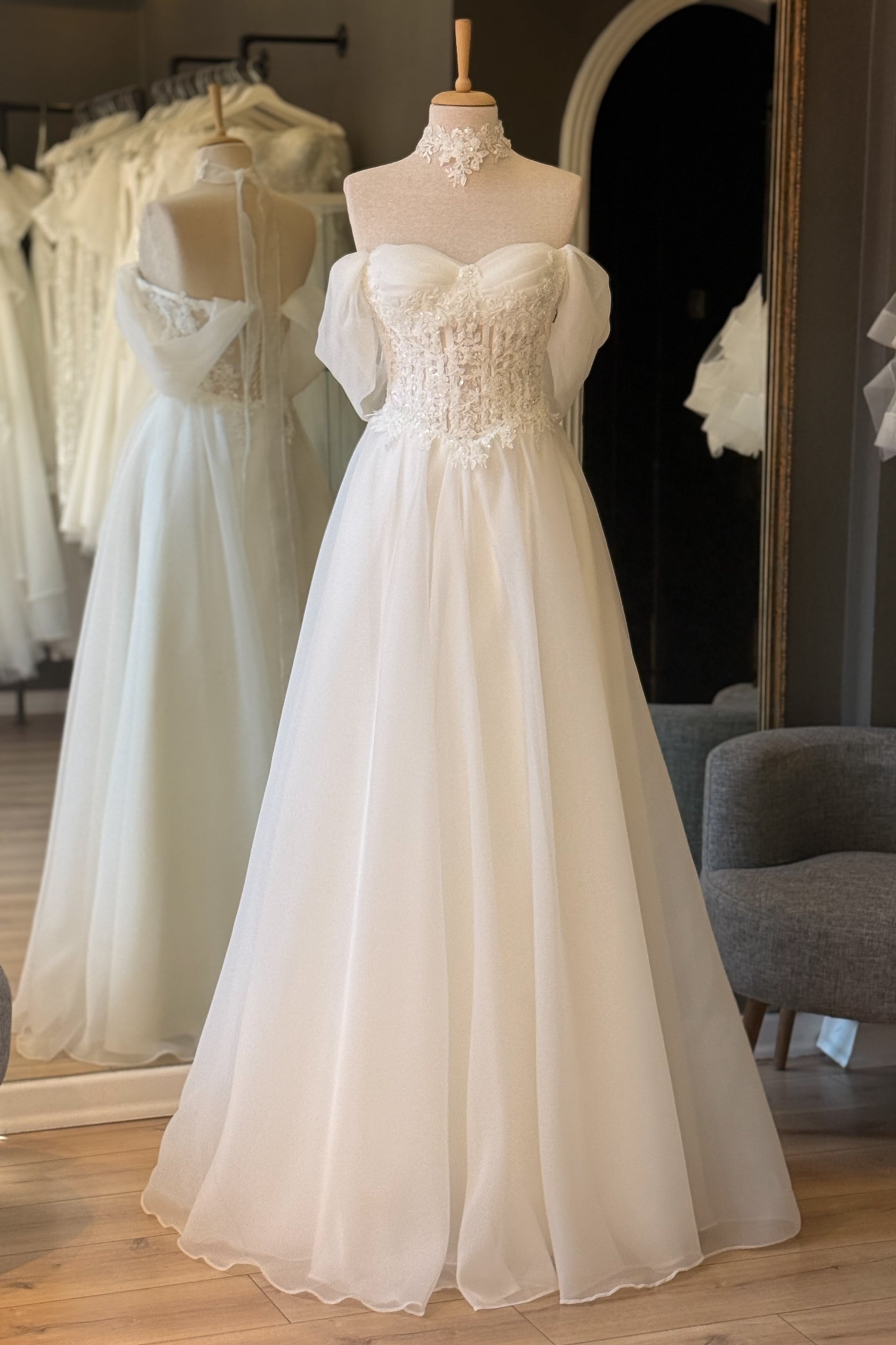 Beyaz Dantel Boyunluk Hediyeli İşlemeli Karolin Gelinlik ve Nikah Elbisesi