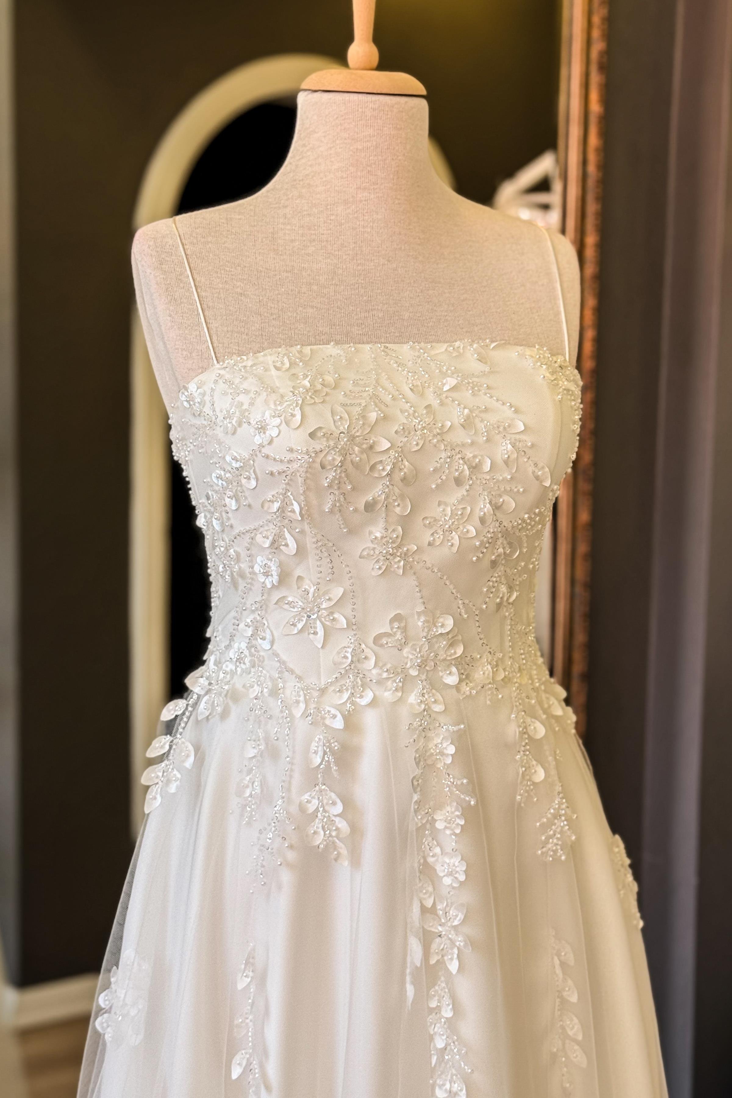 Beyaz Düz Yaka Üç Boyutlu dantel Kaplı Maxi Boy Abiye ve Nikah Elbisesi