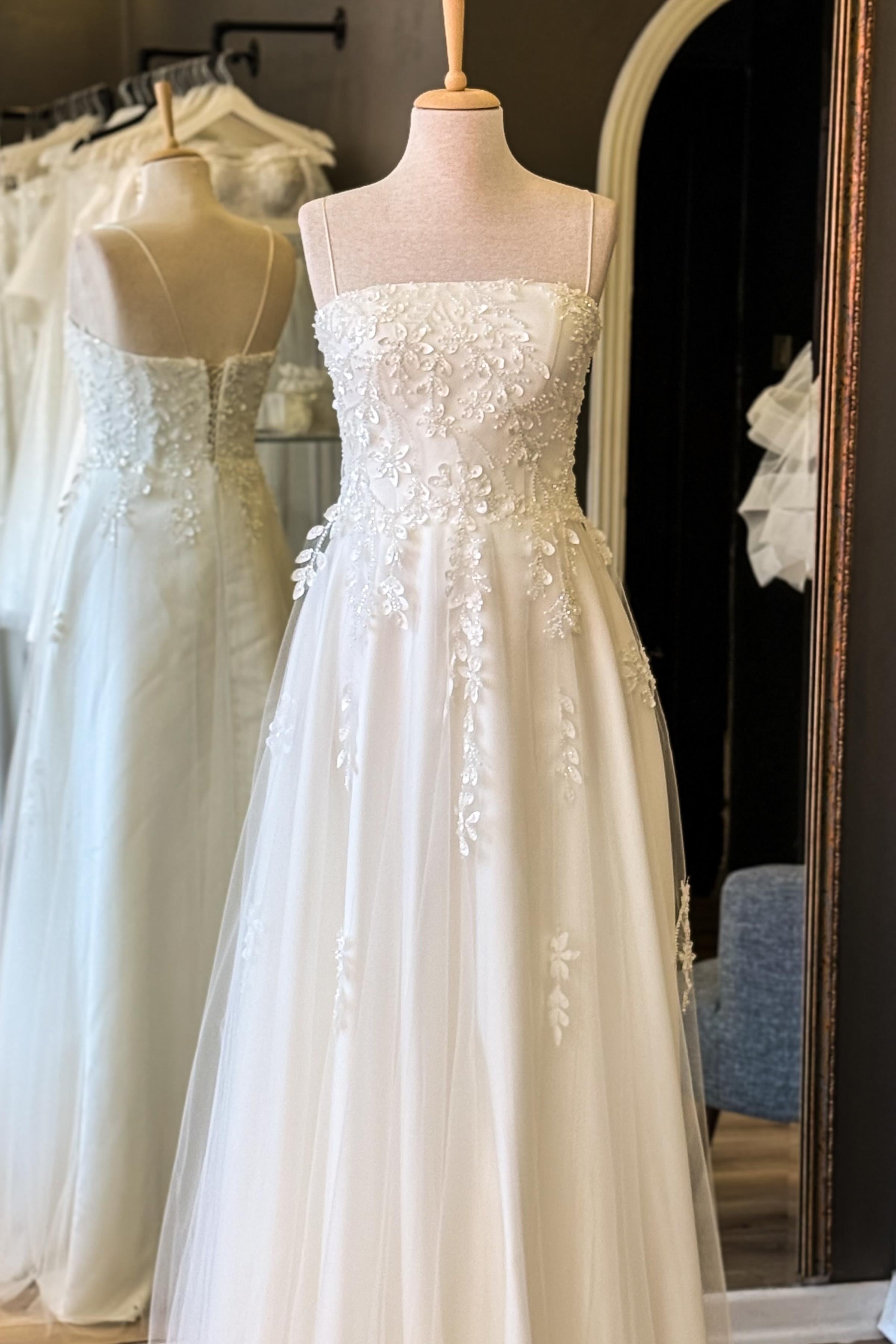 Beyaz Düz Yaka Üç Boyutlu dantel Kaplı Maxi Boy Abiye ve Nikah Elbisesi