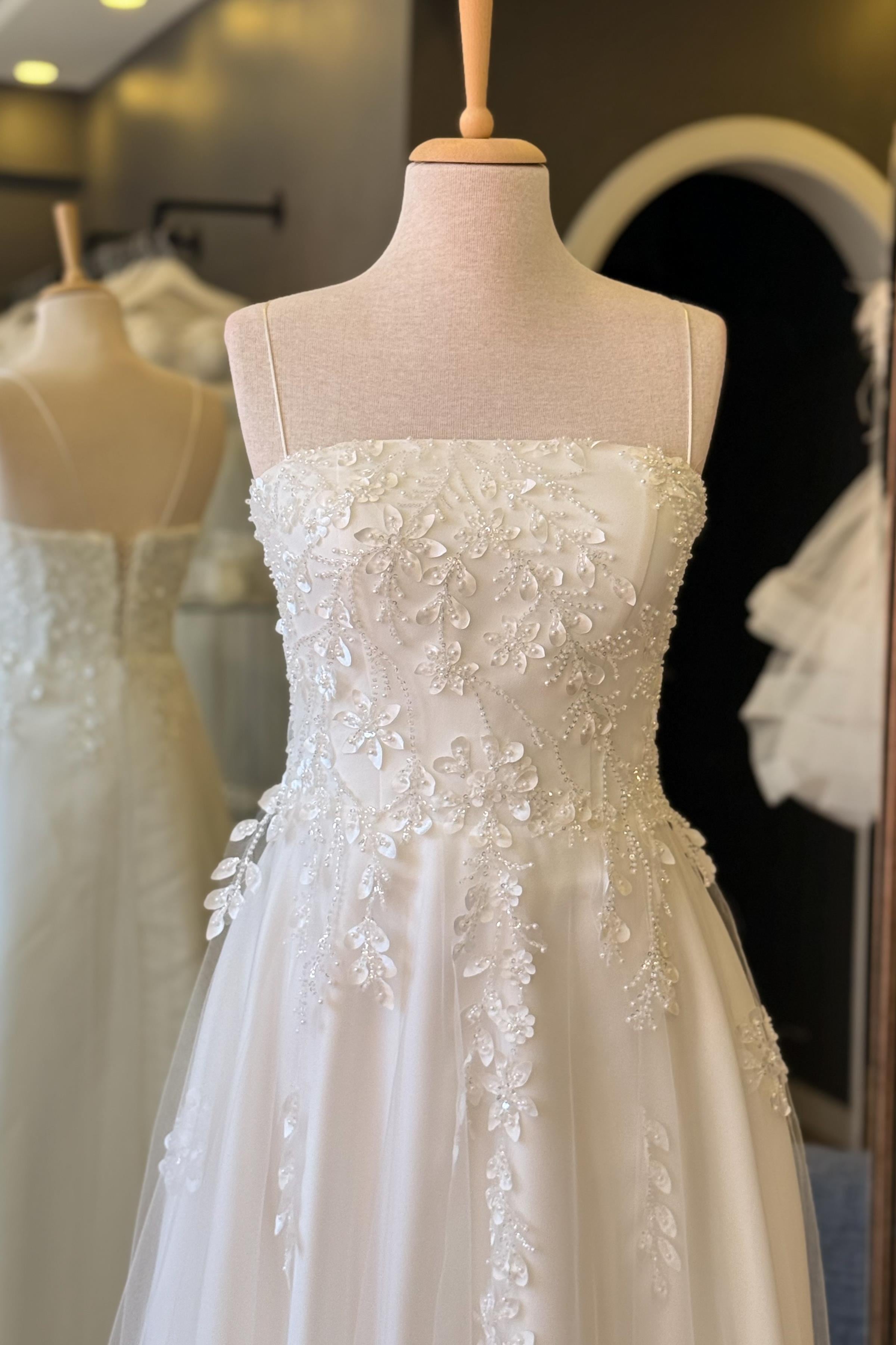 Beyaz Düz Yaka Üç Boyutlu dantel Kaplı Maxi Boy Abiye ve Nikah Elbisesi