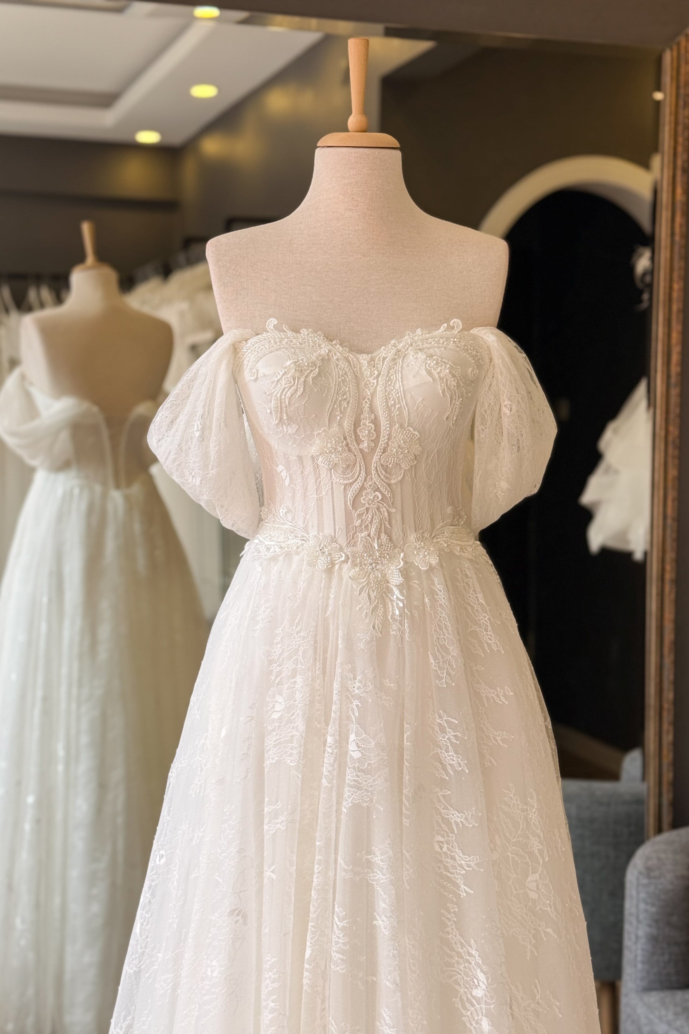 Beyaz İşlemeli Dantel Detaylı Simli Lez Gelinlik ve Nikah Elbisesi