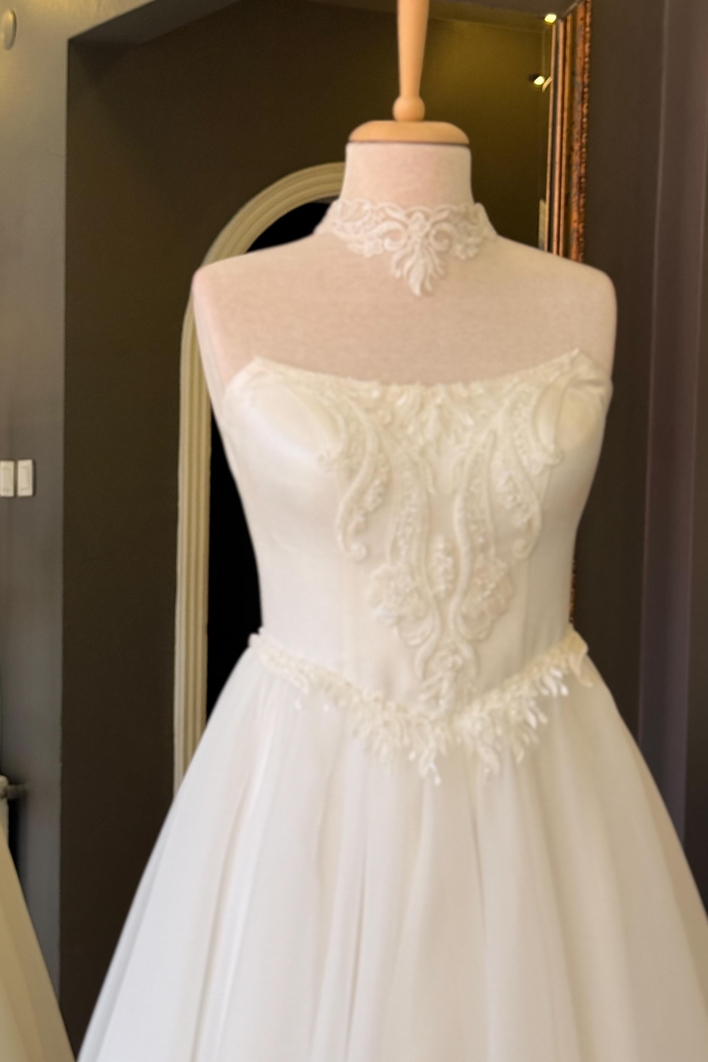 Beyaz Kayık Yaka Dantel Detaylı Kuyruklu Karolin Abiye ve Nikah Elbisesi