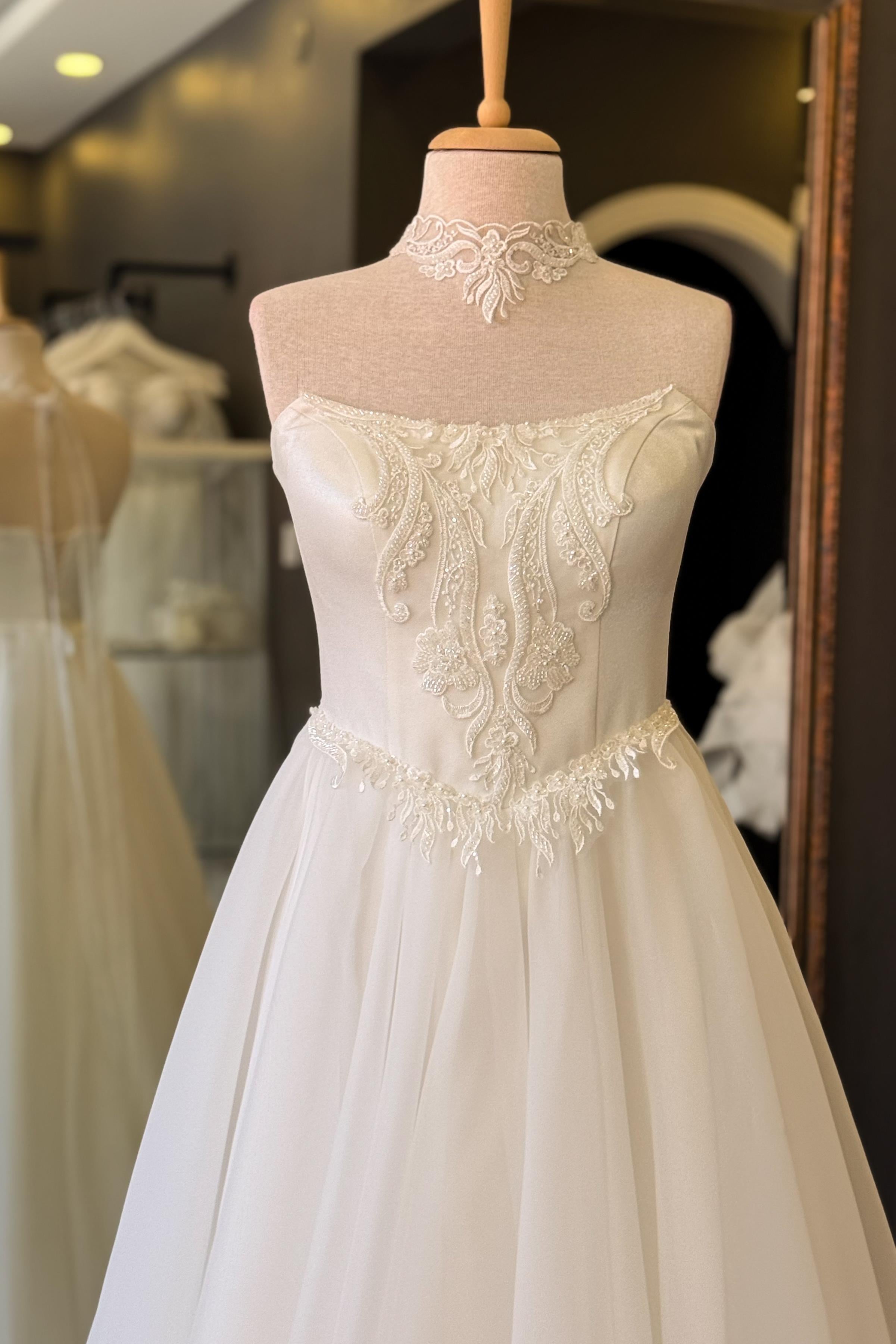 Beyaz Kayık Yaka Dantel Detaylı Kuyruklu Karolin Abiye ve Nikah Elbisesi