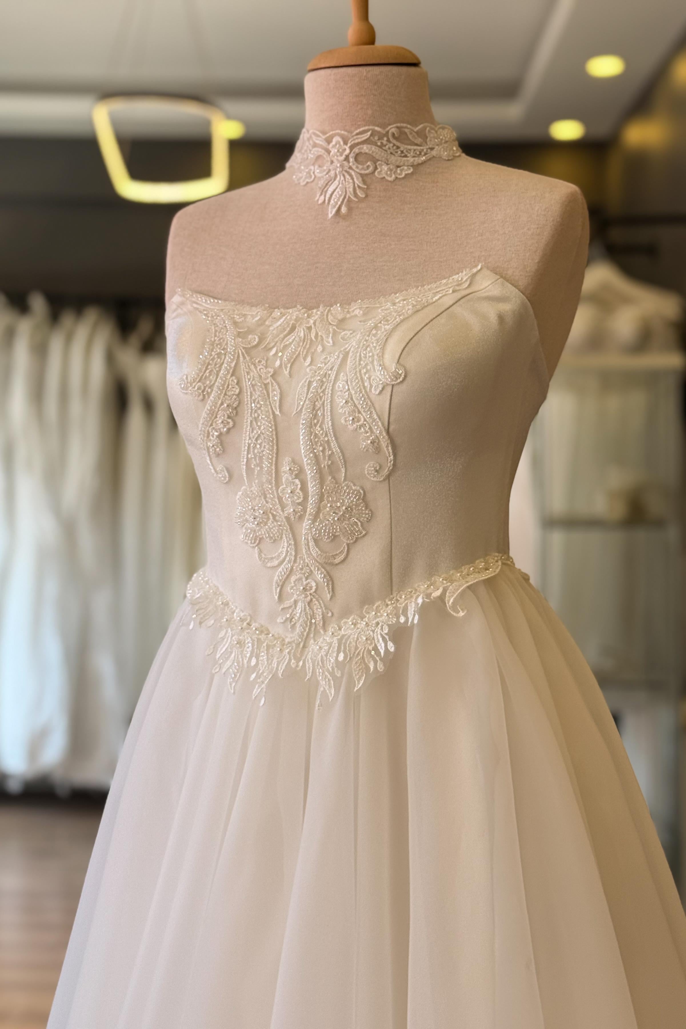 Beyaz Kayık Yaka Dantel Detaylı Kuyruklu Karolin Abiye ve Nikah Elbisesi