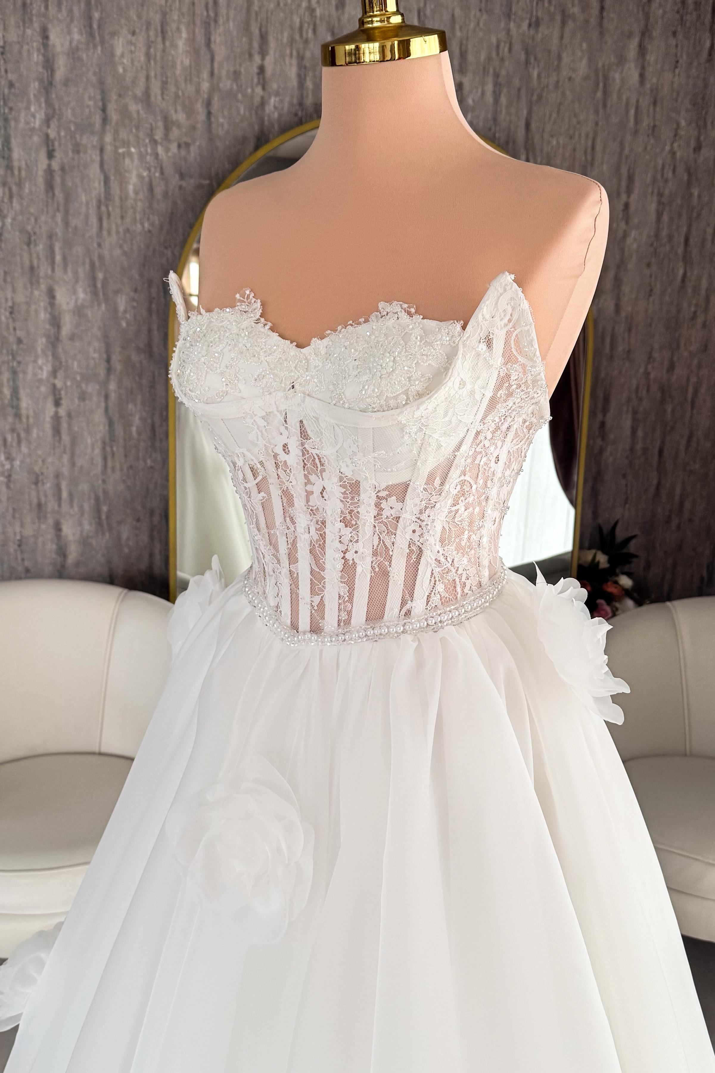 Beyaz Kristal İşlemeli Dantel ve Büyük Çiçek Detaylı Maxi Boy Abiye ve Nikah Elbisesi