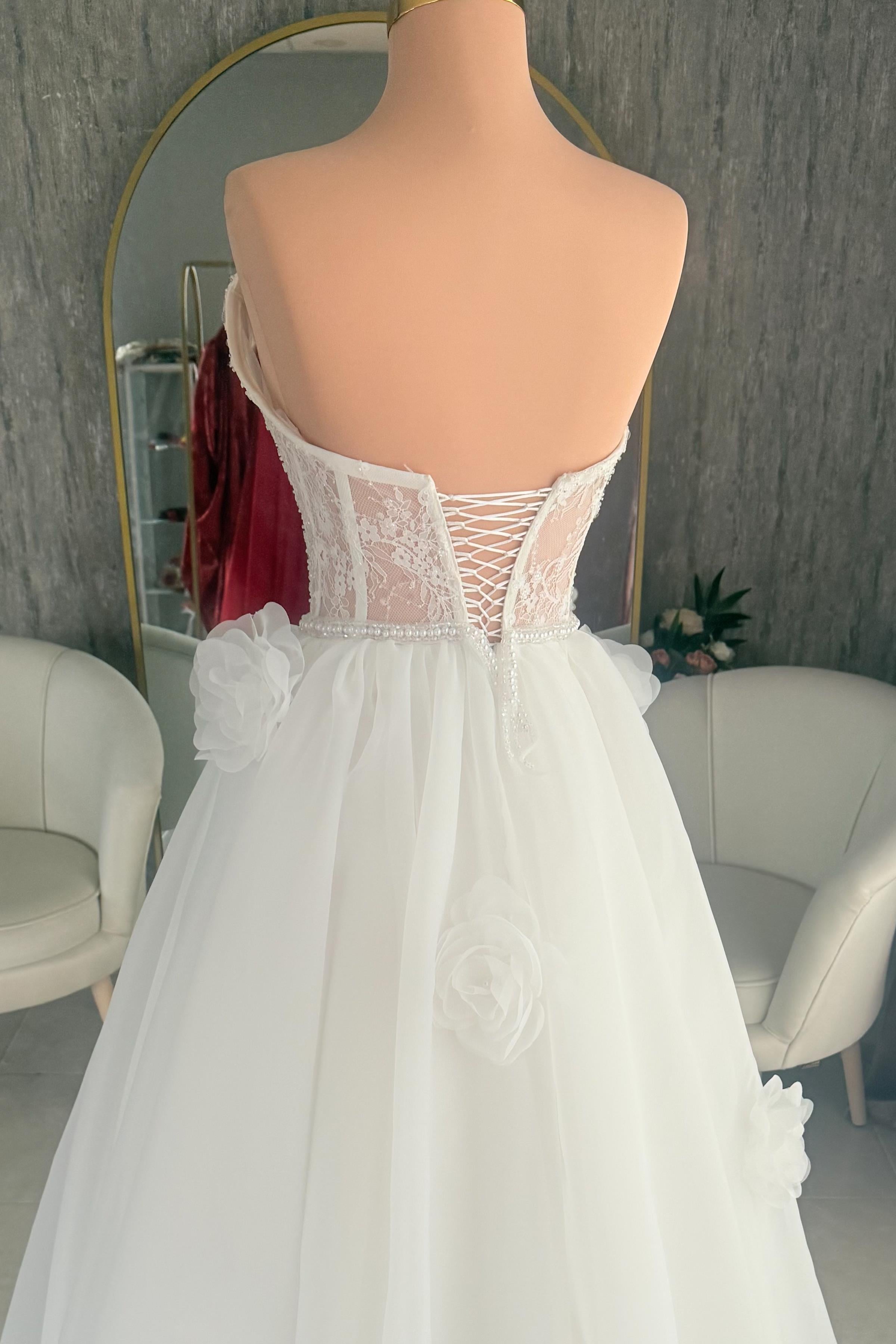 Beyaz Kristal İşlemeli Dantel ve Büyük Çiçek Detaylı Maxi Boy Abiye ve Nikah Elbisesi