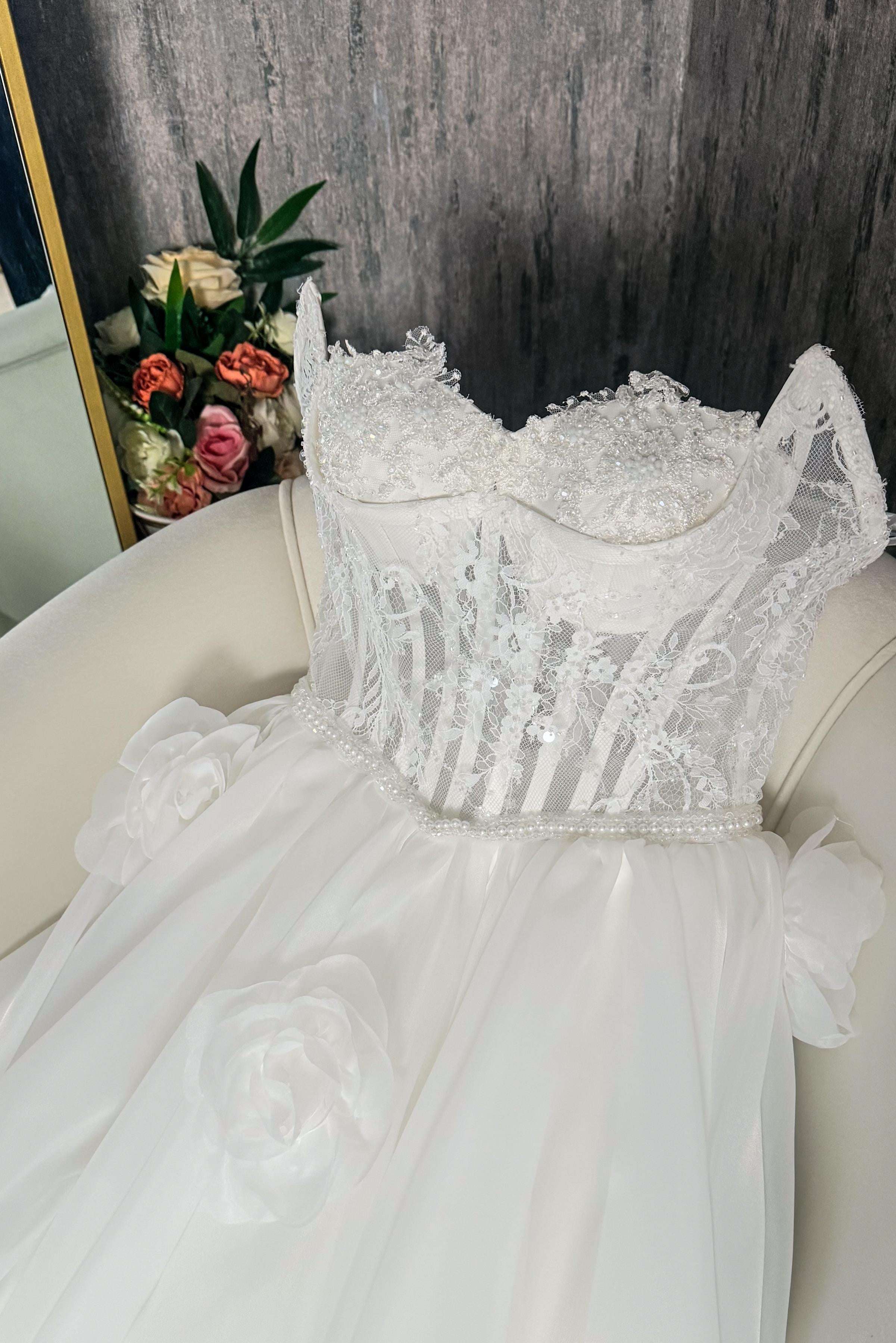 Beyaz Kristal İşlemeli Dantel ve Büyük Çiçek Detaylı Maxi Boy Abiye ve Nikah Elbisesi