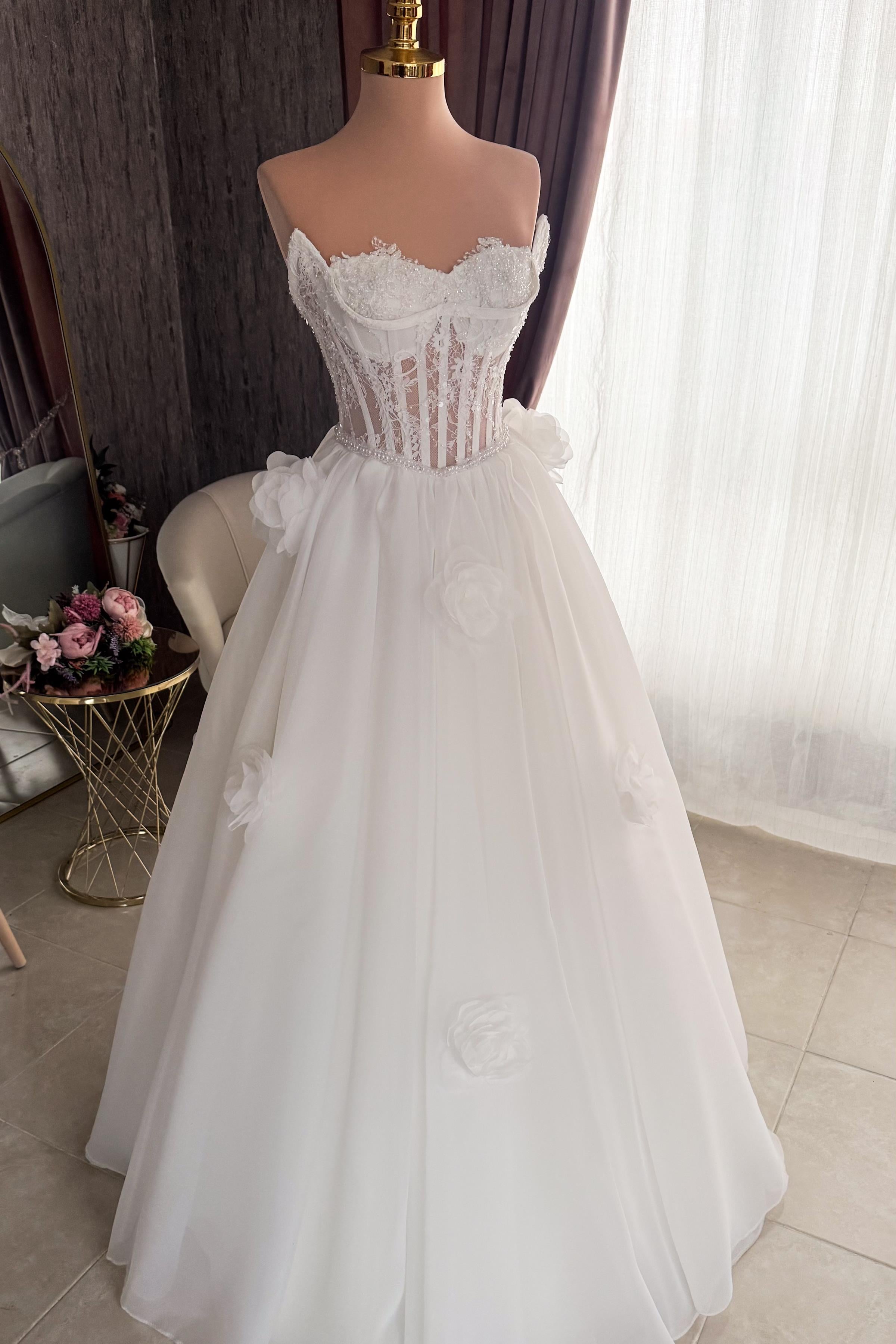 Beyaz Kristal İşlemeli Dantel ve Büyük Çiçek Detaylı Maxi Boy Abiye ve Nikah Elbisesi