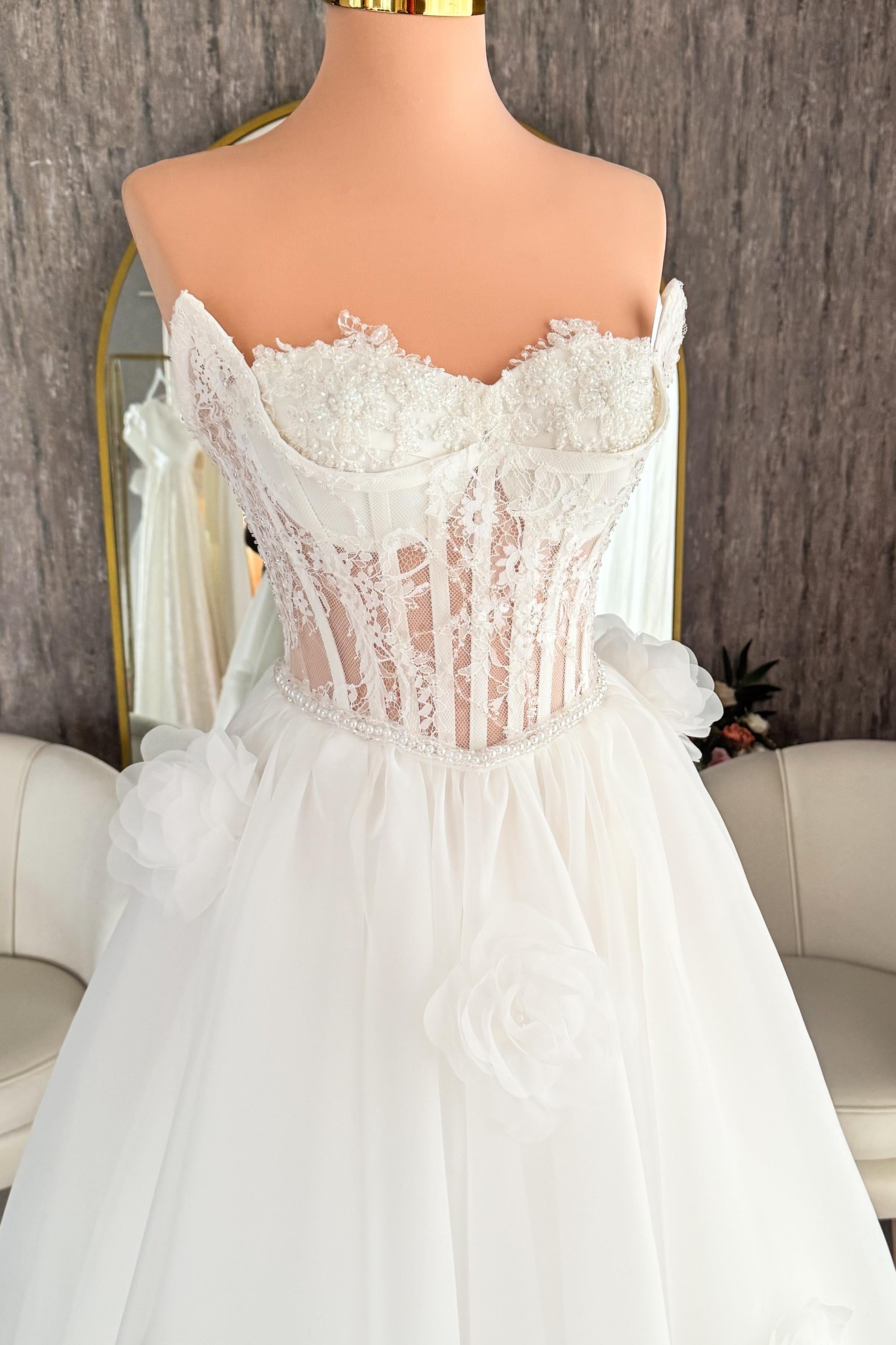 Beyaz Kristal İşlemeli Dantel ve Büyük Çiçek Detaylı Maxi Boy Abiye ve Nikah Elbisesi