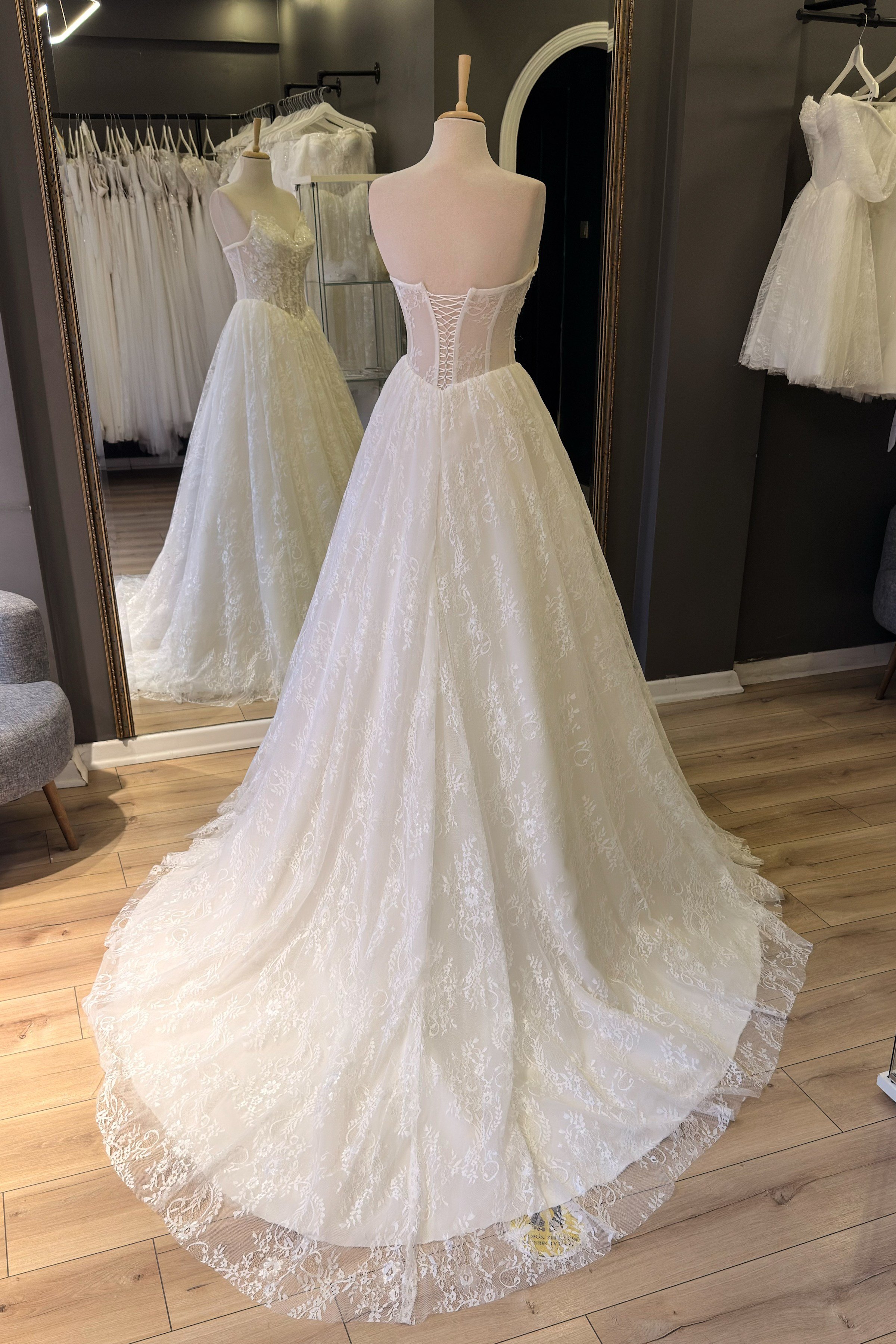 Beyaz Kuyruklu Lez Dantel Gelinlik ve Nikah Elbisesi