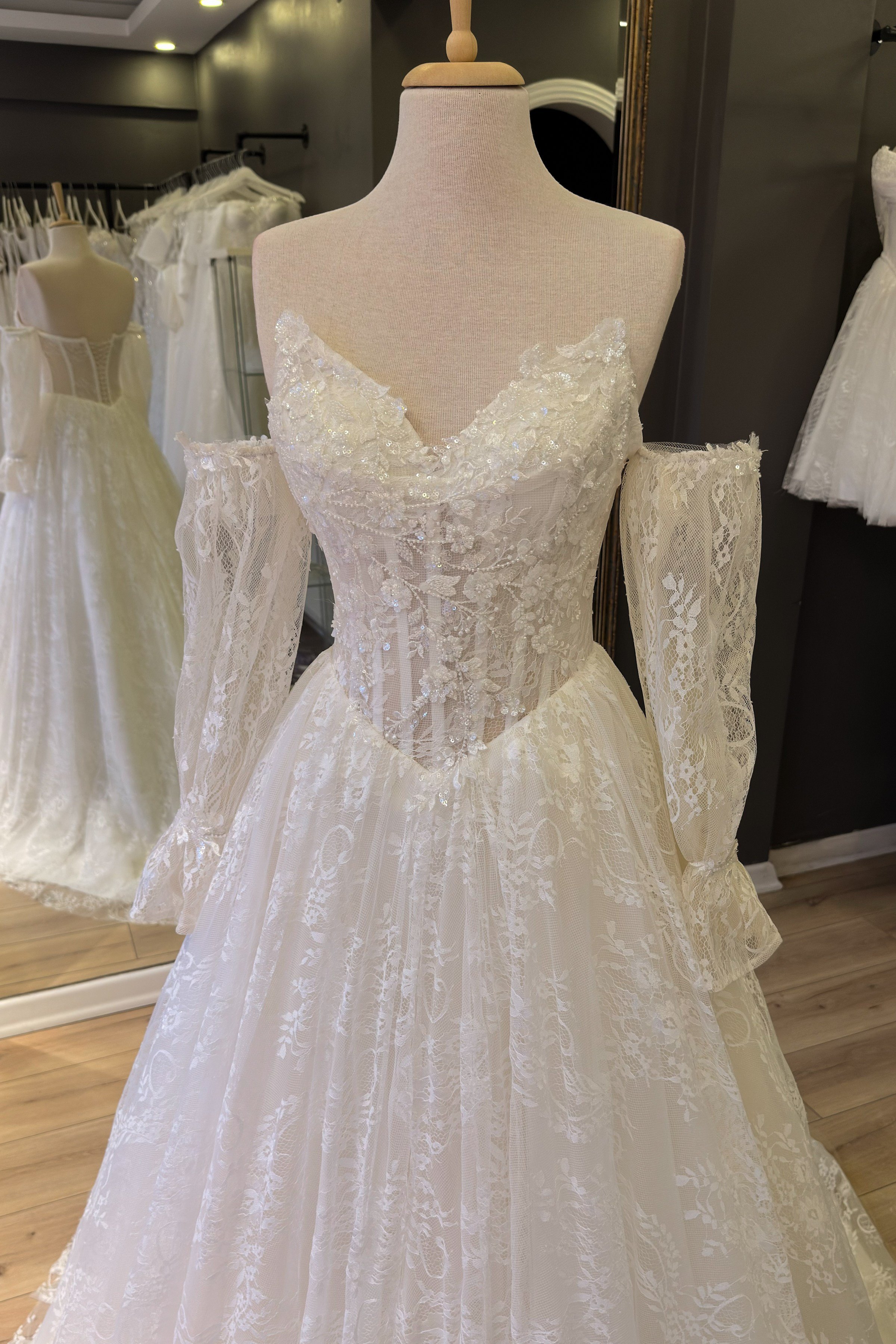 Beyaz Kuyruklu Lez Dantel Gelinlik ve Nikah Elbisesi