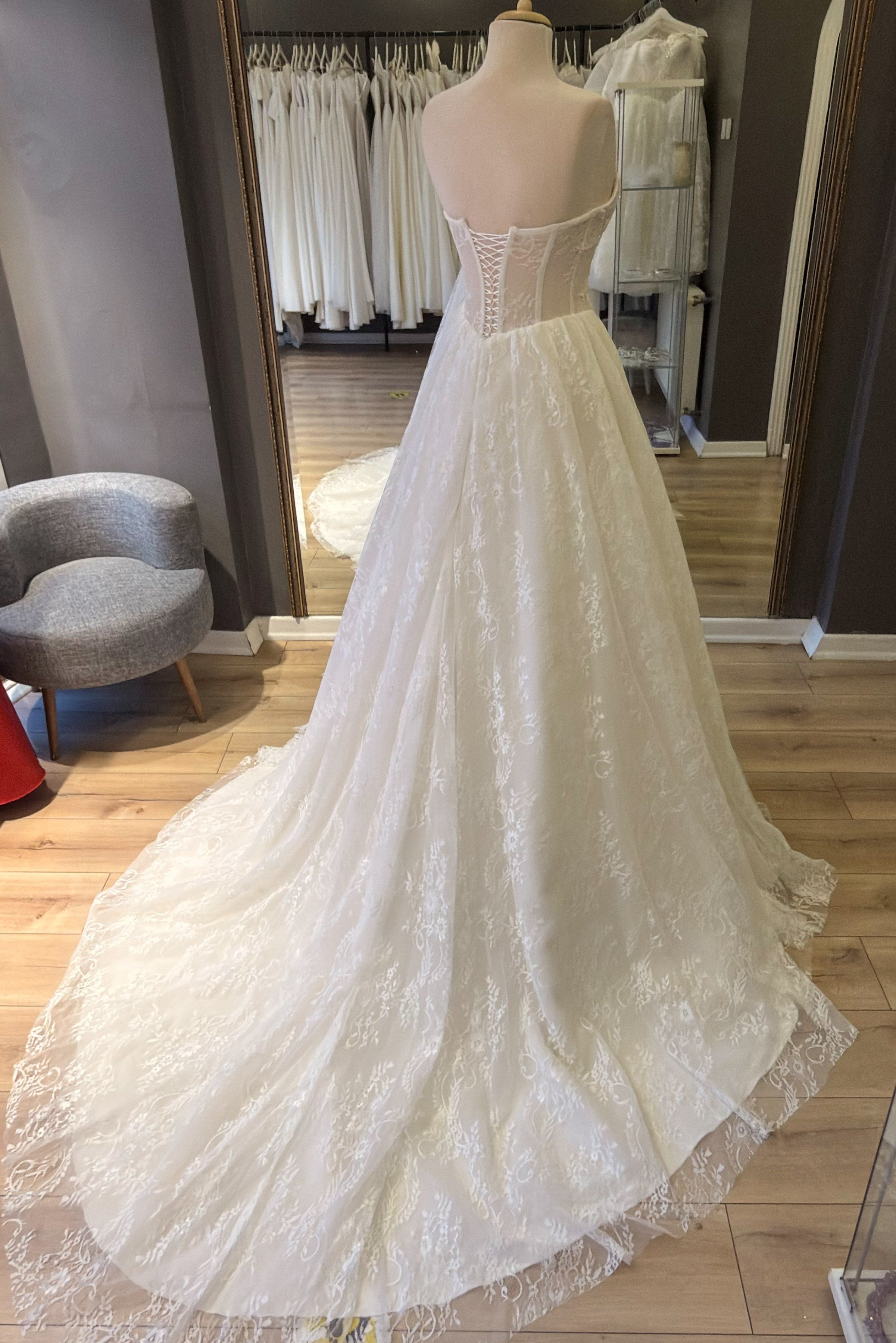 Beyaz Kuyruklu Lez Dantel Gelinlik ve Nikah Elbisesi