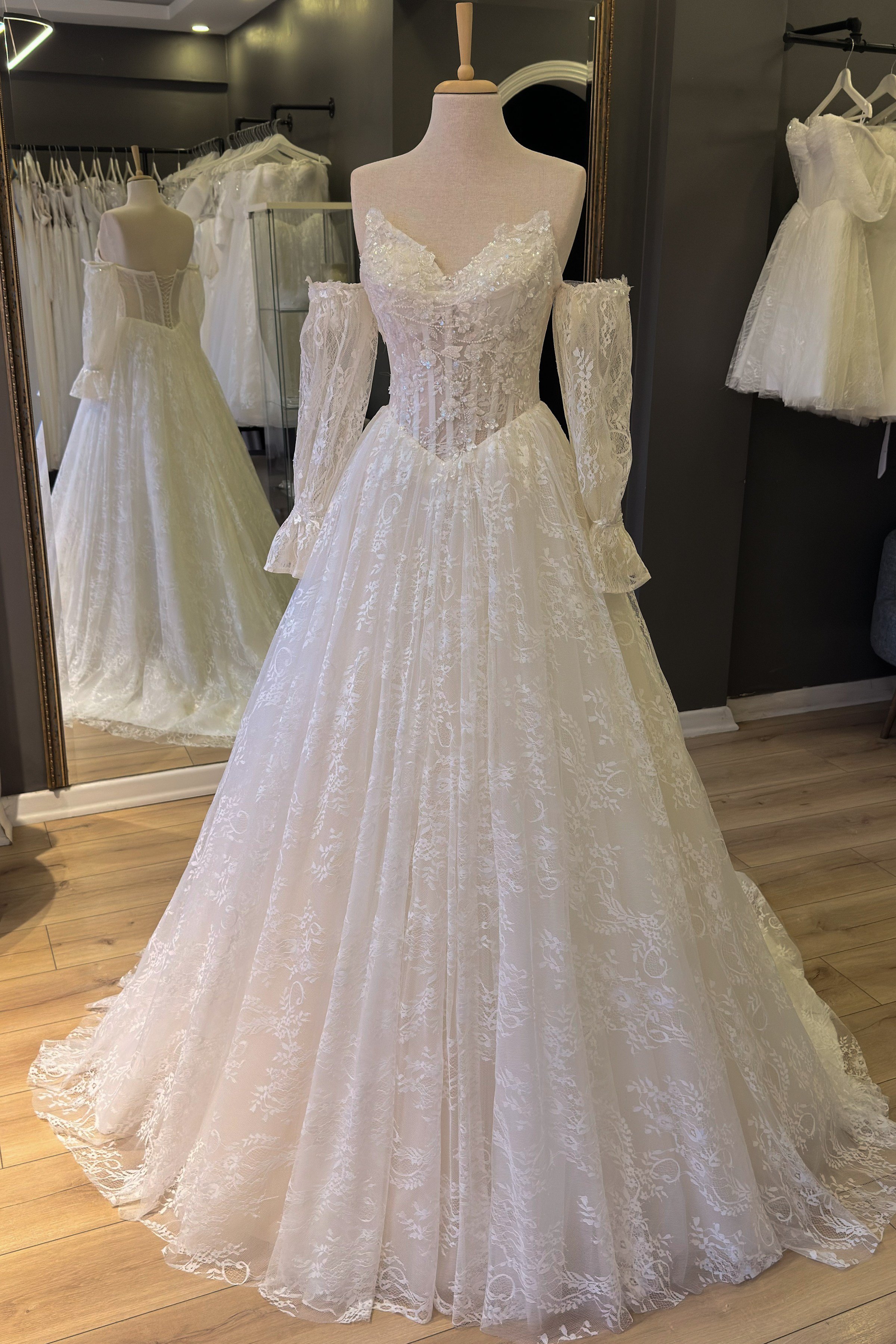 Beyaz Kuyruklu Lez Dantel Gelinlik ve Nikah Elbisesi
