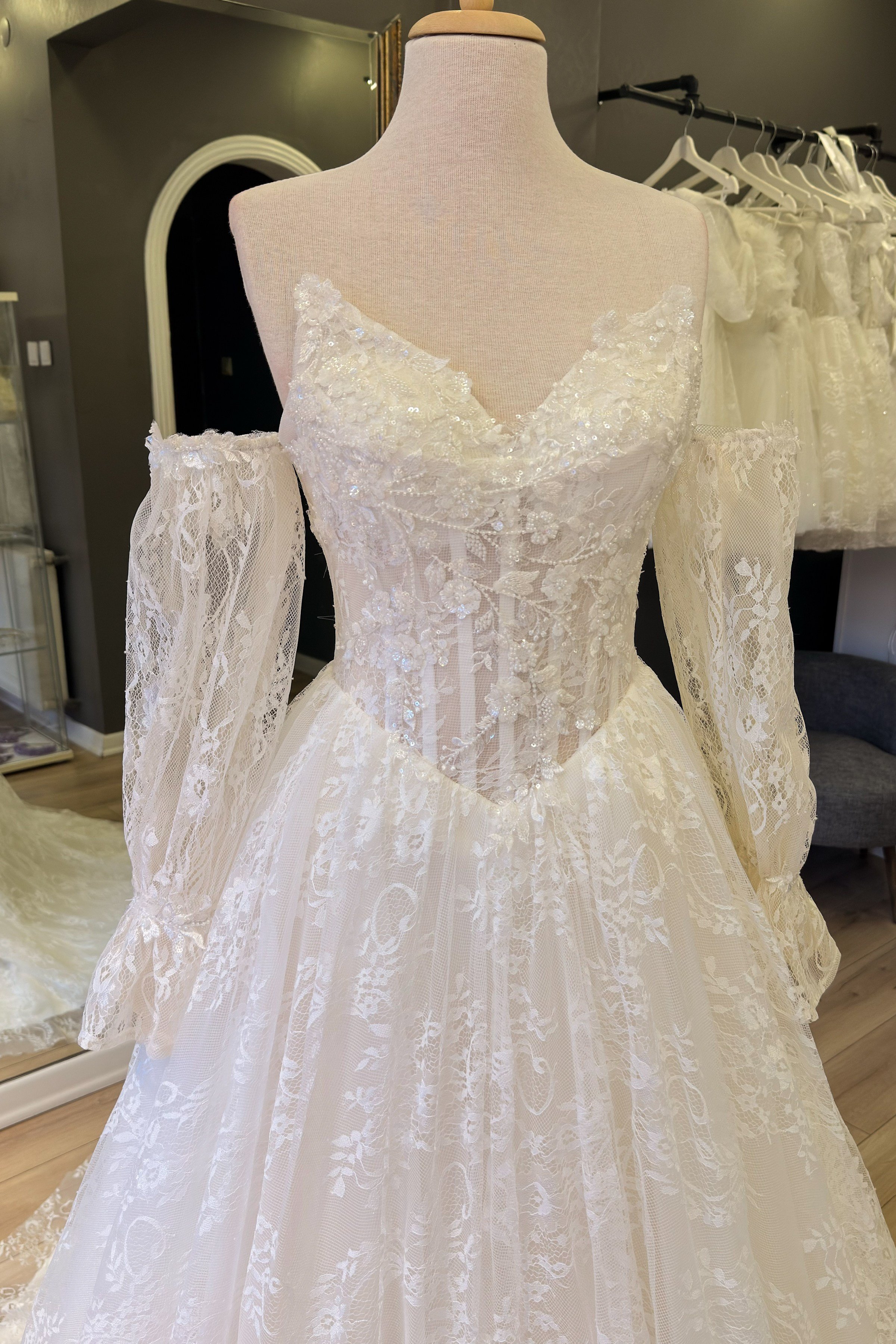 Beyaz Kuyruklu Lez Dantel Gelinlik ve Nikah Elbisesi