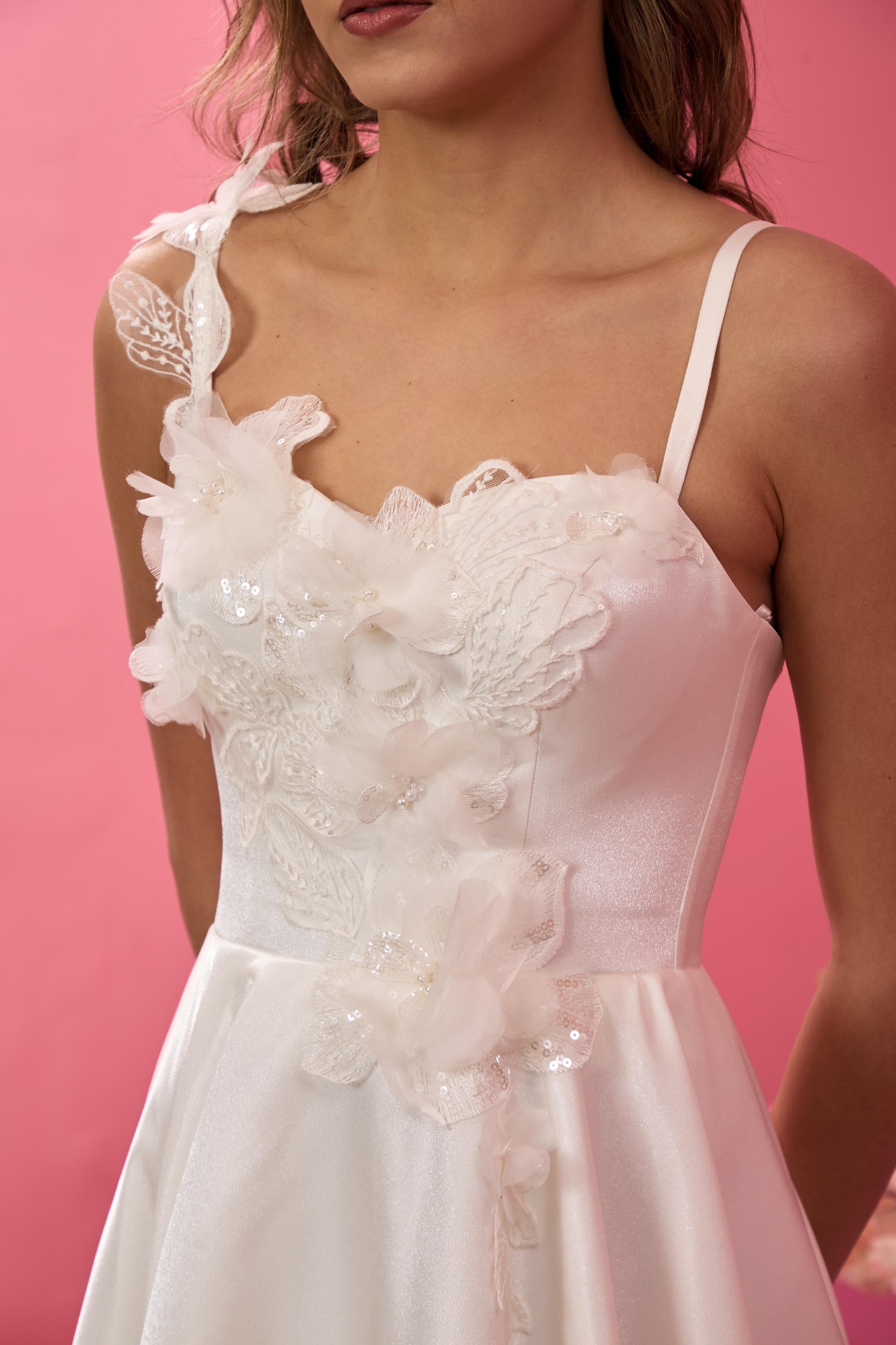 Beyaz Üç Boyutlu Dantel Detaylı Işık Saten Gelinlik ve Nikah Elbisesi