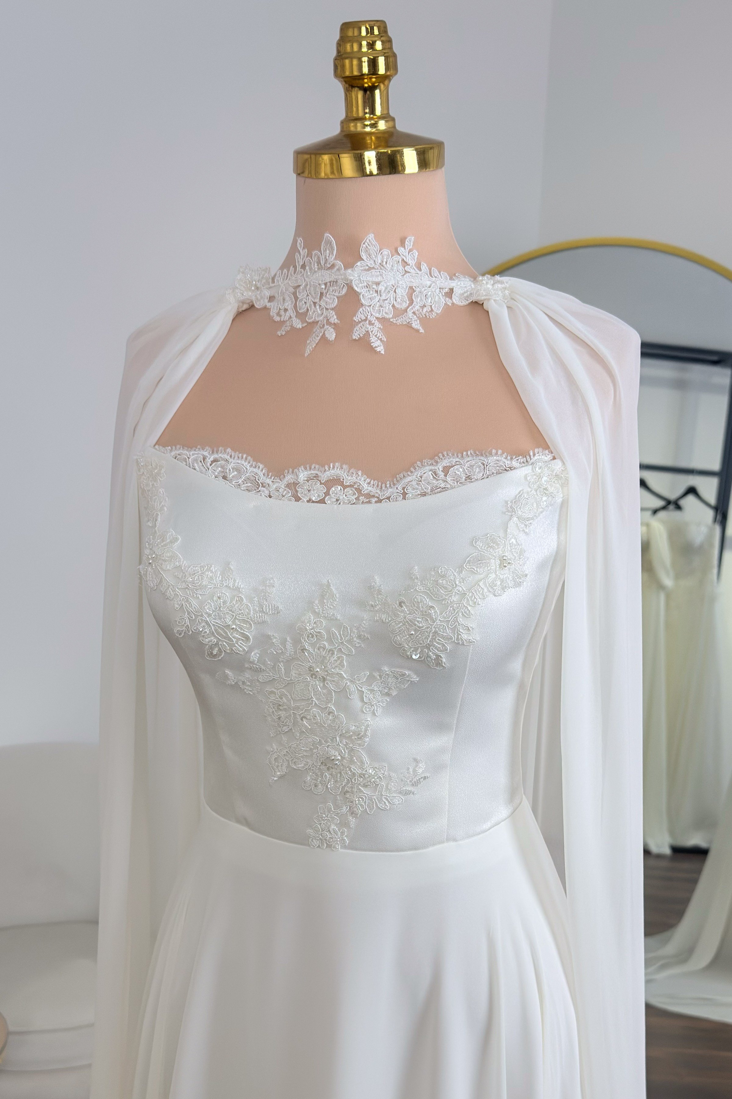 Krem Renk Kayık Yaka Pelerin Detaylı Şifon Abiye ve Nikah Elbise