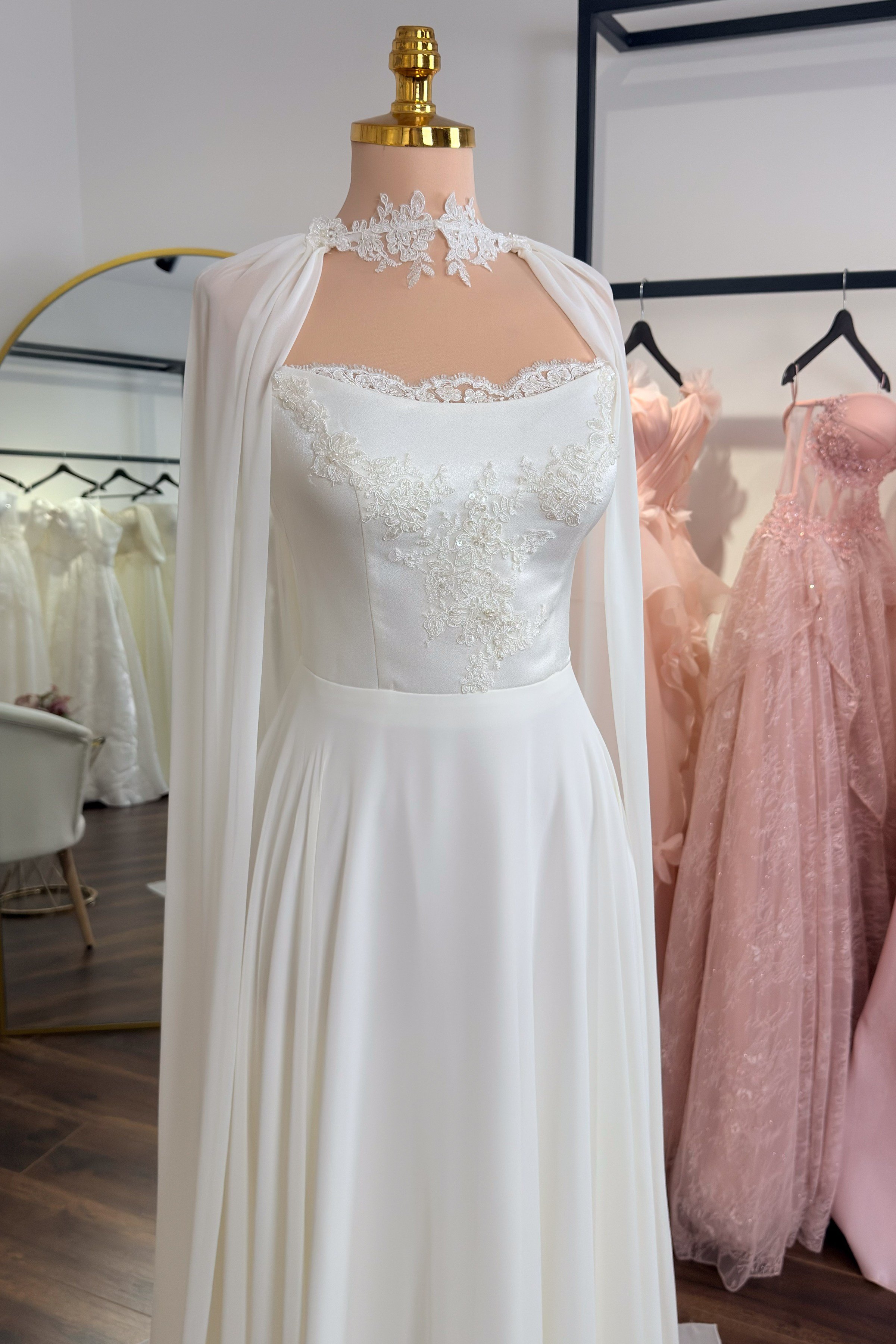 Krem Renk Kayık Yaka Pelerin Detaylı Şifon Abiye ve Nikah Elbise