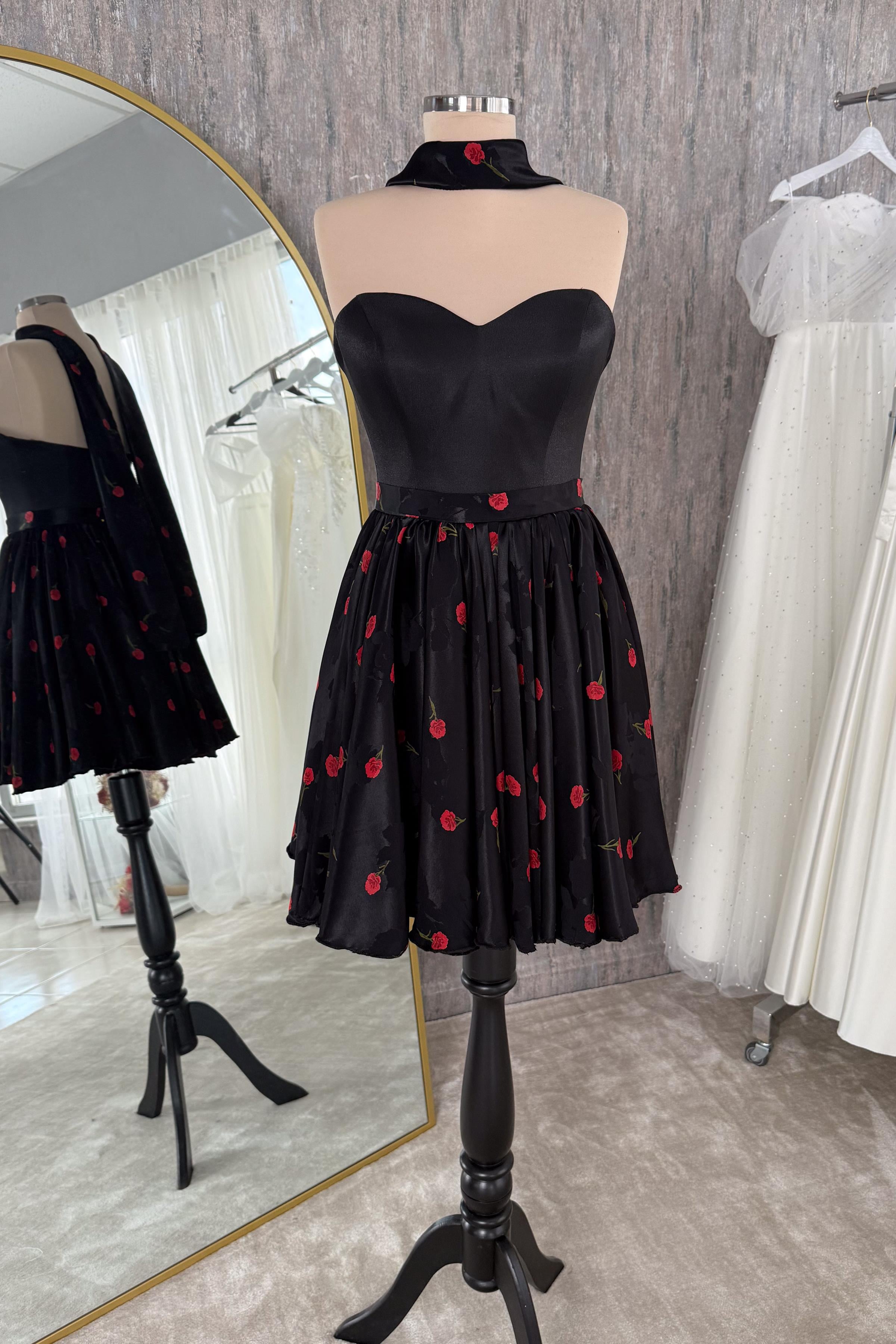 Siyah Boyun Aksesuarlı Mini Elbise