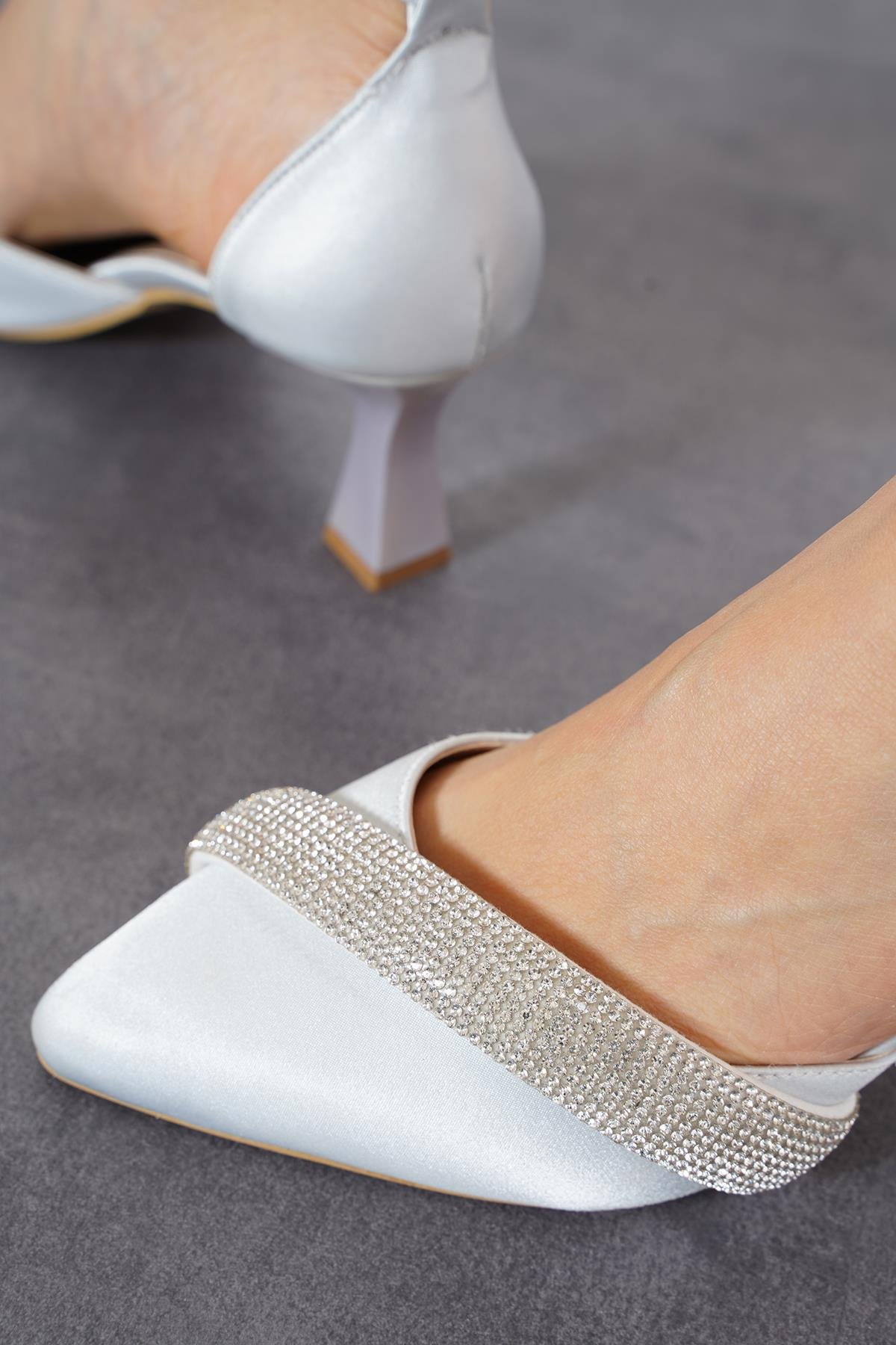 Acro Çapraz Taş Karnıyarık Kadın Ayakkabı Gümüş Saten