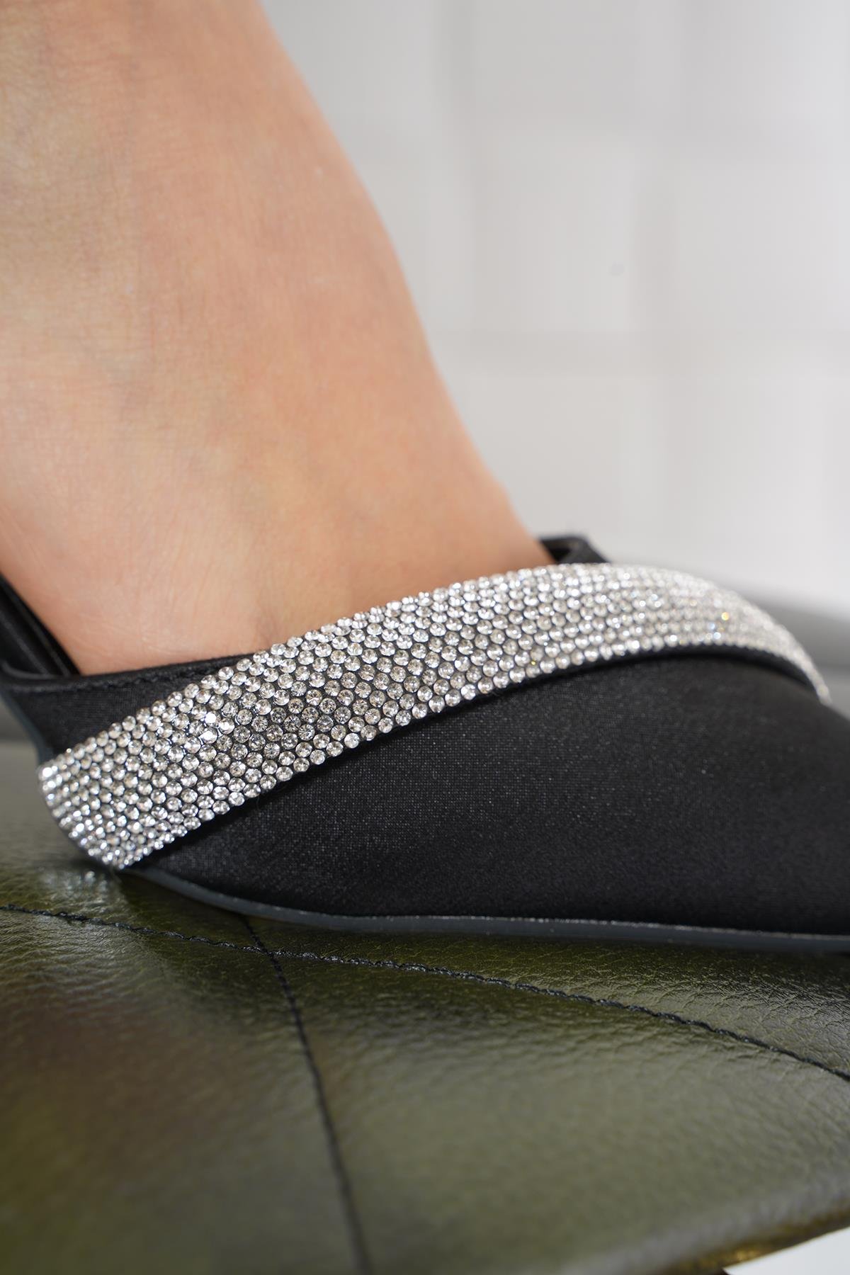 Acro Çapraz Taş Karnıyarık Kadın Ayakkabı Siyah Saten