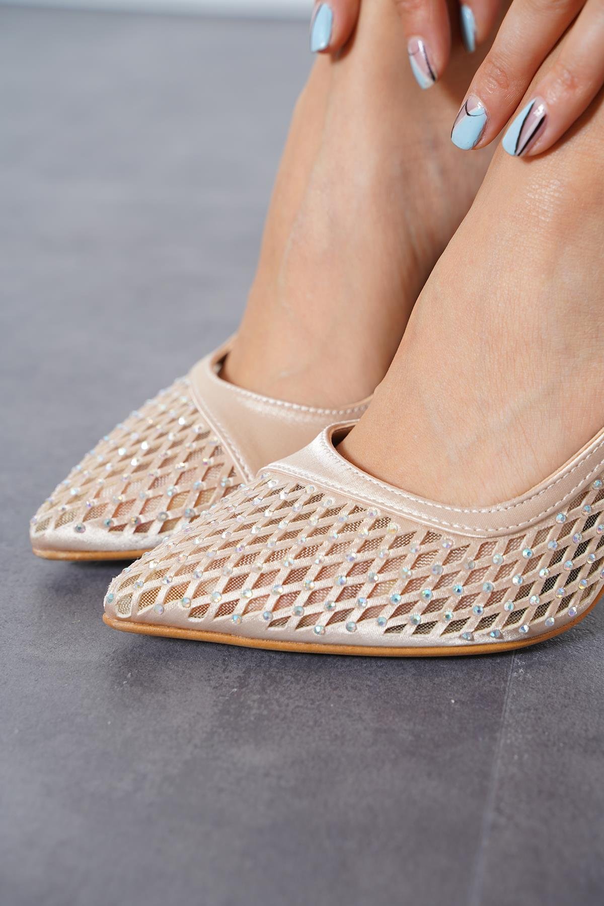 Arca Yan Çapraz File Taşlı Kadın Topuklu Ayakkabı Ten Saten