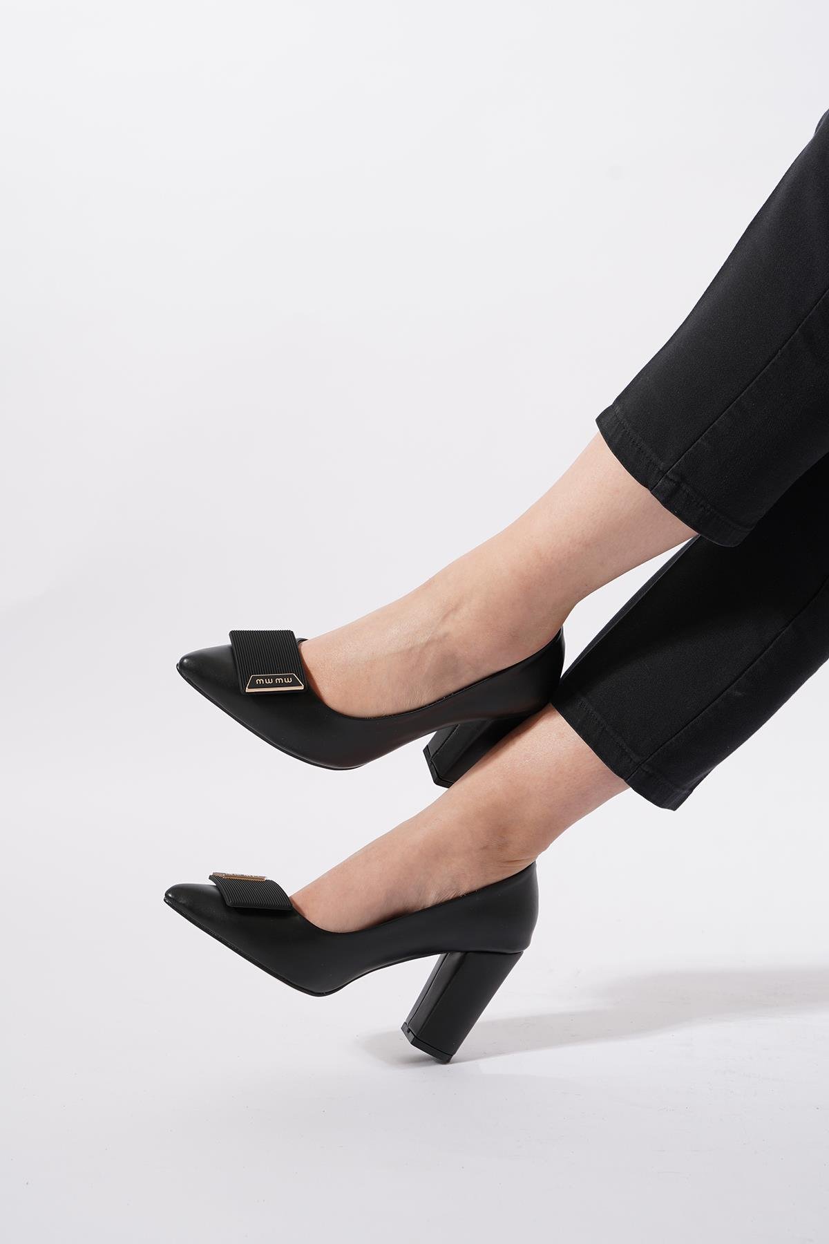 Baterte Mw Yüksek Tokalı Kadın Ayakkabı Siyah Cilt