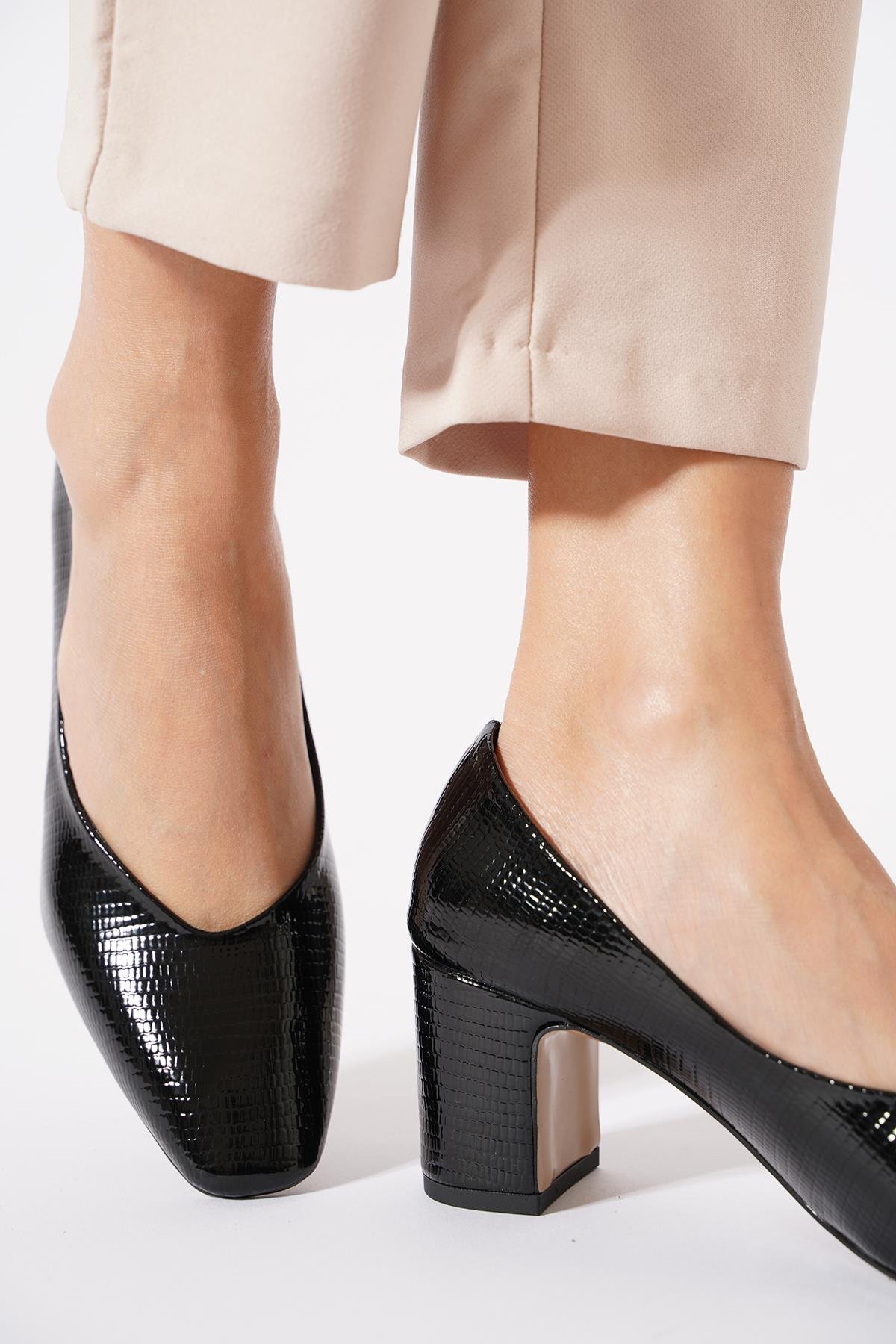 Deslan Kroka Baskılı Kadın Topuklu Ayakkabı Siyah Yılan